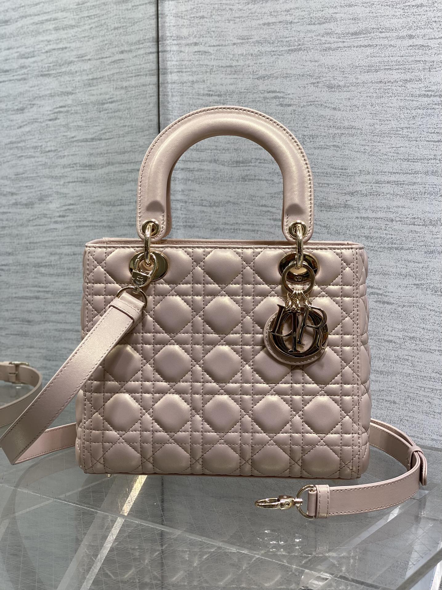 珠光浅粉现货‼️Lady最新翻盖羊皮五格，经典升级📤，改掉之前刮手的拉链设计，实在是太贴心了😘，被各种拉