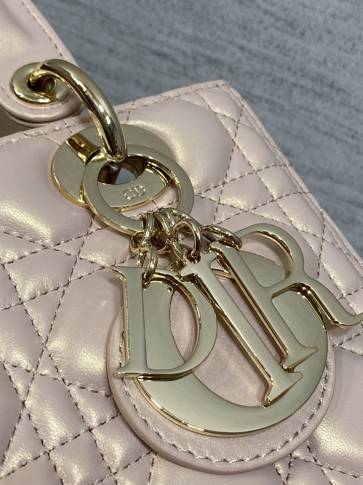 珠光浅粉现货‼️Lady最新翻盖羊皮五格，经典升级📤，改掉之前刮手的拉链设计，实在是太贴心了😘，被各种拉