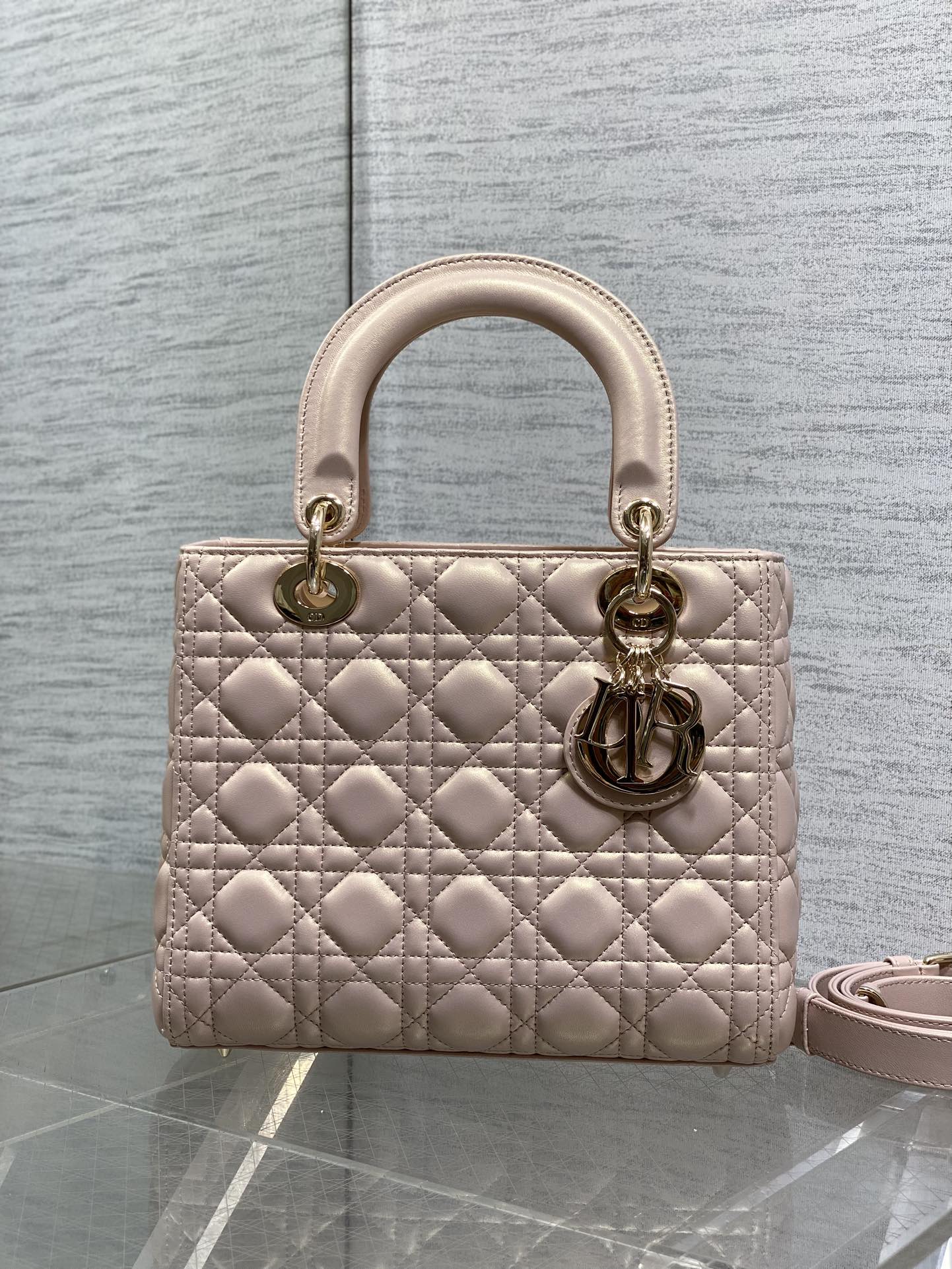 珠光浅粉现货‼️Lady最新翻盖羊皮五格，经典升级📤，改掉之前刮手的拉链设计，实在是太贴心了😘，被各种拉