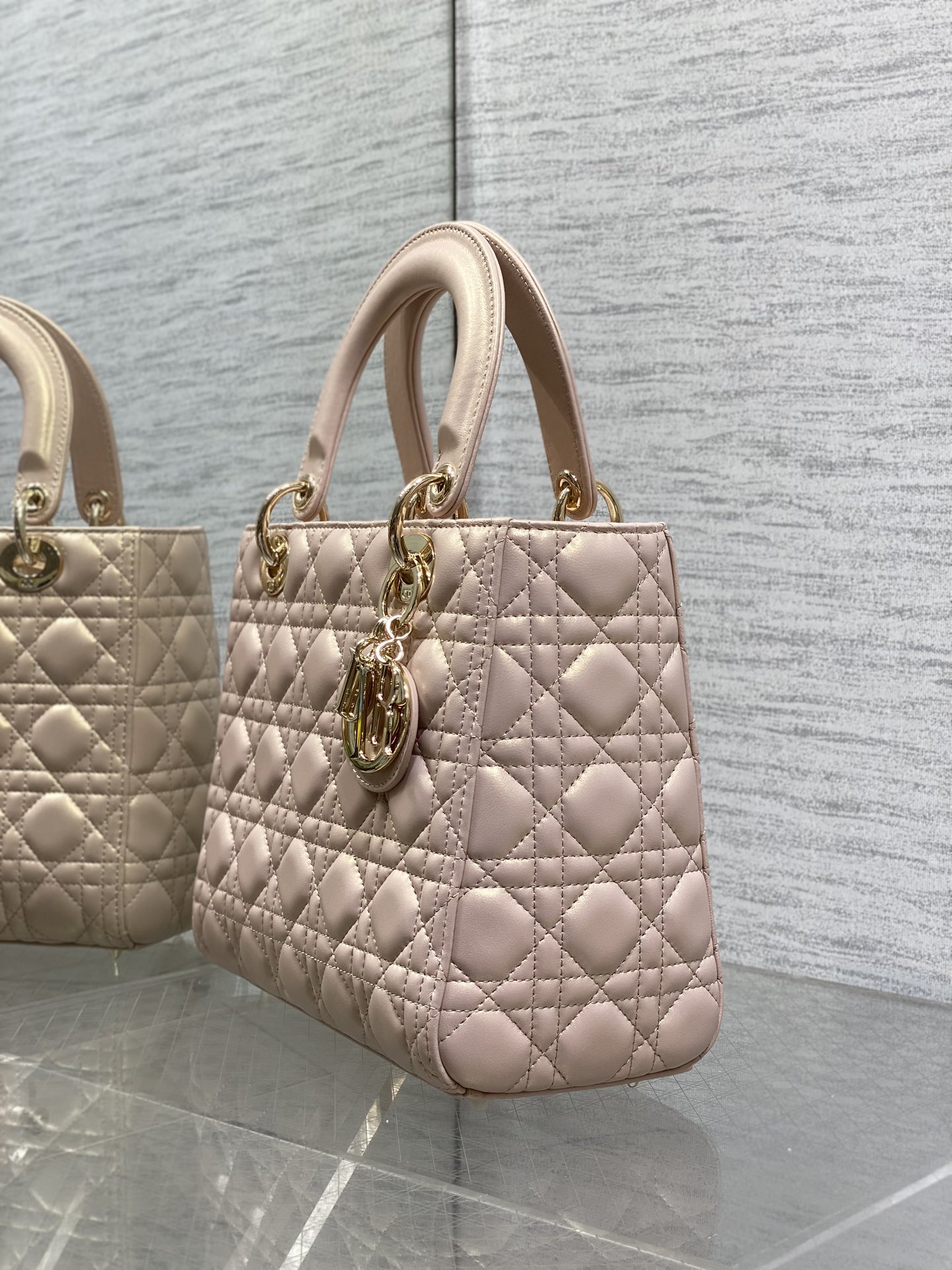 珠光浅粉现货‼️Lady最新翻盖羊皮五格，经典升级📤，改掉之前刮手的拉链设计，实在是太贴心了😘，被各种拉