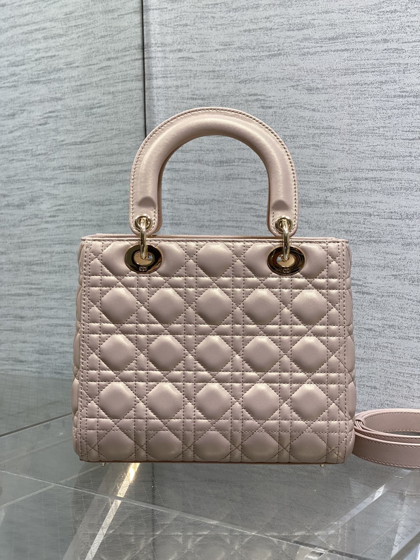 珠光浅粉现货‼️Lady最新翻盖羊皮五格，经典升级📤，改掉之前刮手的拉链设计，实在是太贴心了😘，被各种拉