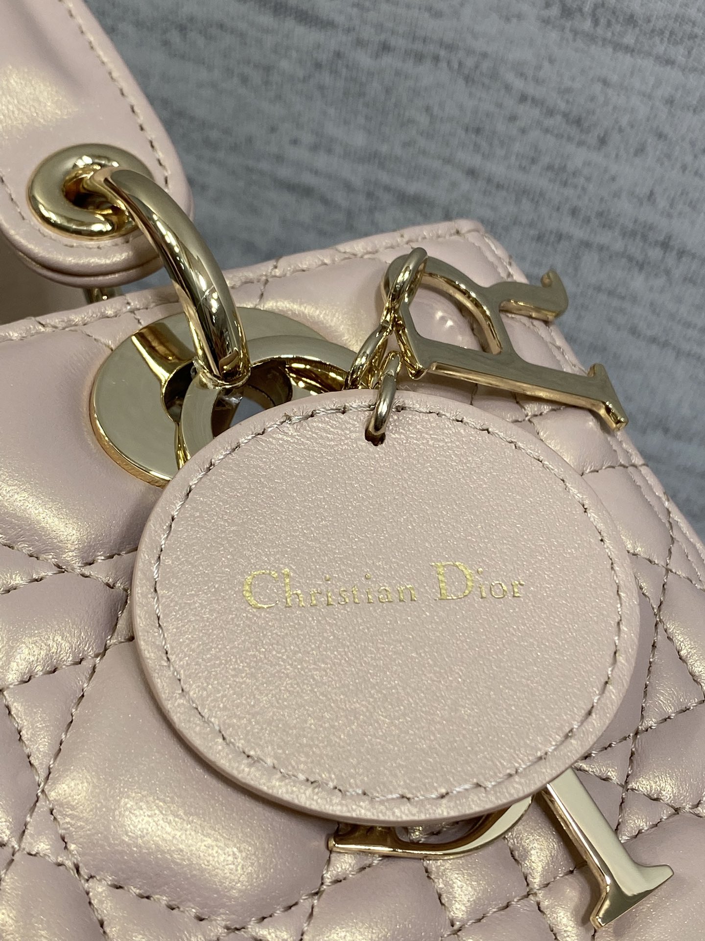 珠光浅粉现货‼️Lady最新翻盖羊皮五格，经典升级📤，改掉之前刮手的拉链设计，实在是太贴心了😘，被各种拉