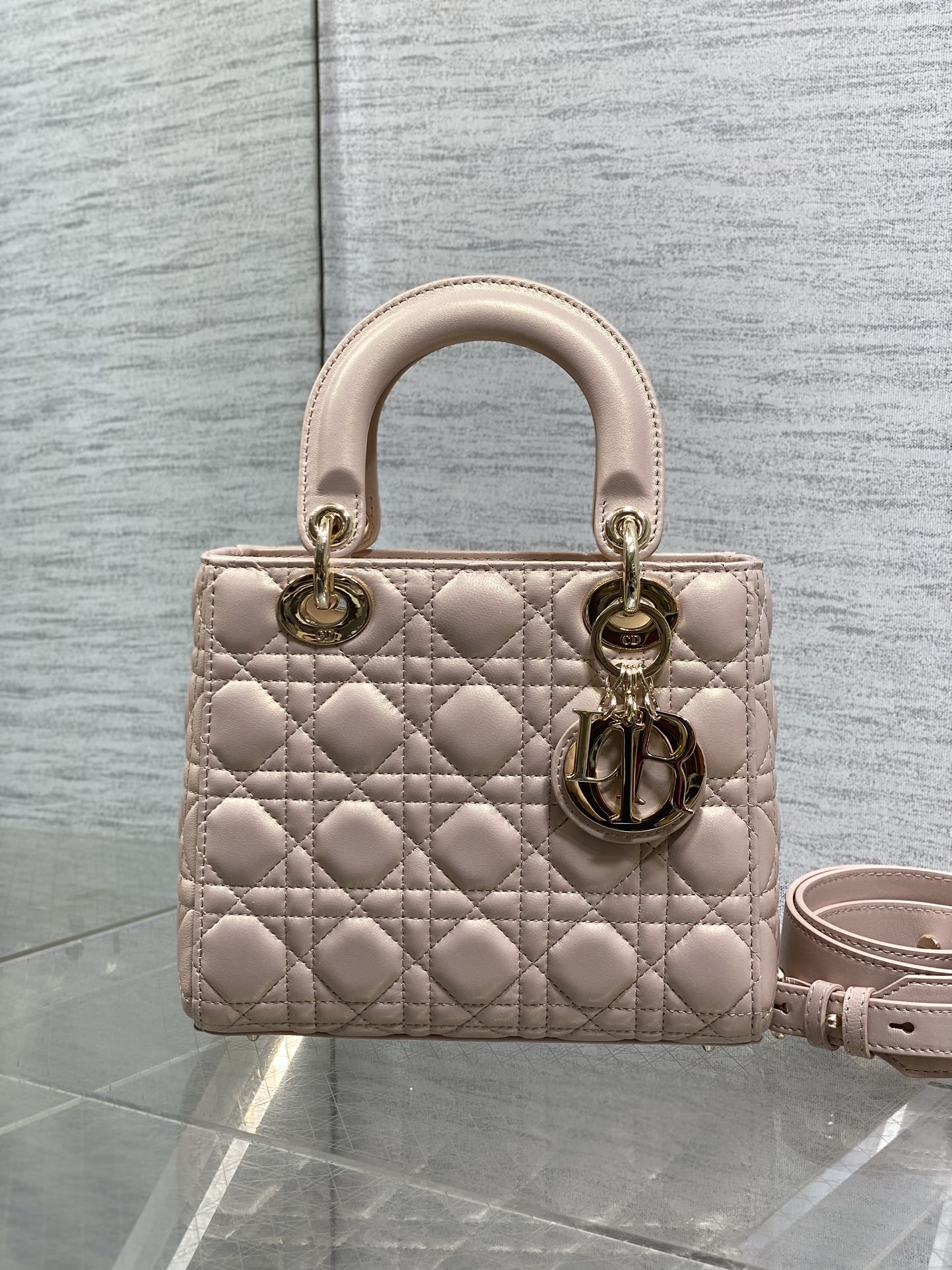 现货‼️Lady戴妃四格系列，经典的包形，甜美又不失优雅，春夏最新颜色，小清新风格🆕，搭配最新的字母肩带