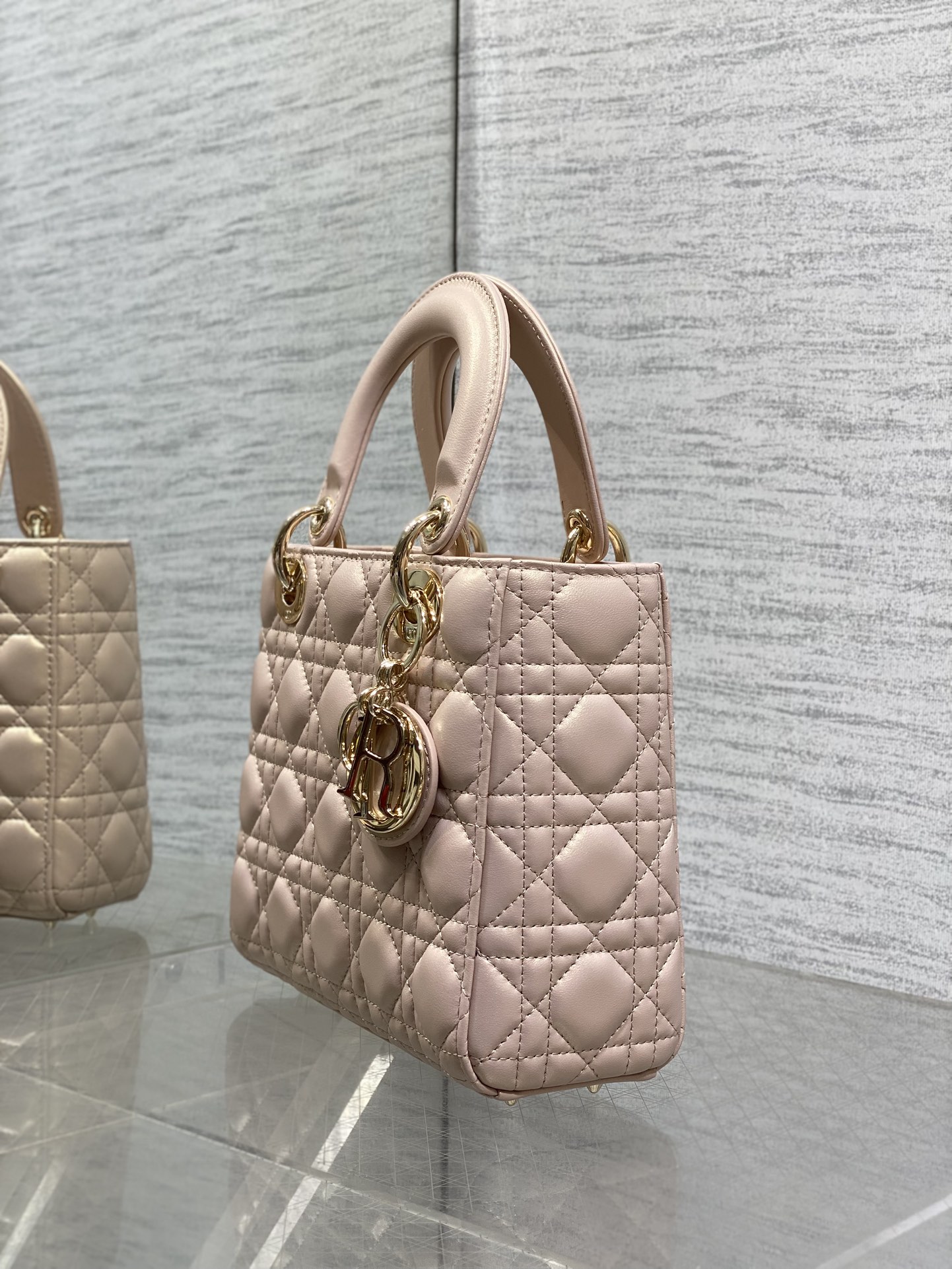 现货‼️Lady戴妃四格系列，经典的包形，甜美又不失优雅，春夏最新颜色，小清新风格🆕，搭配最新的字母肩带