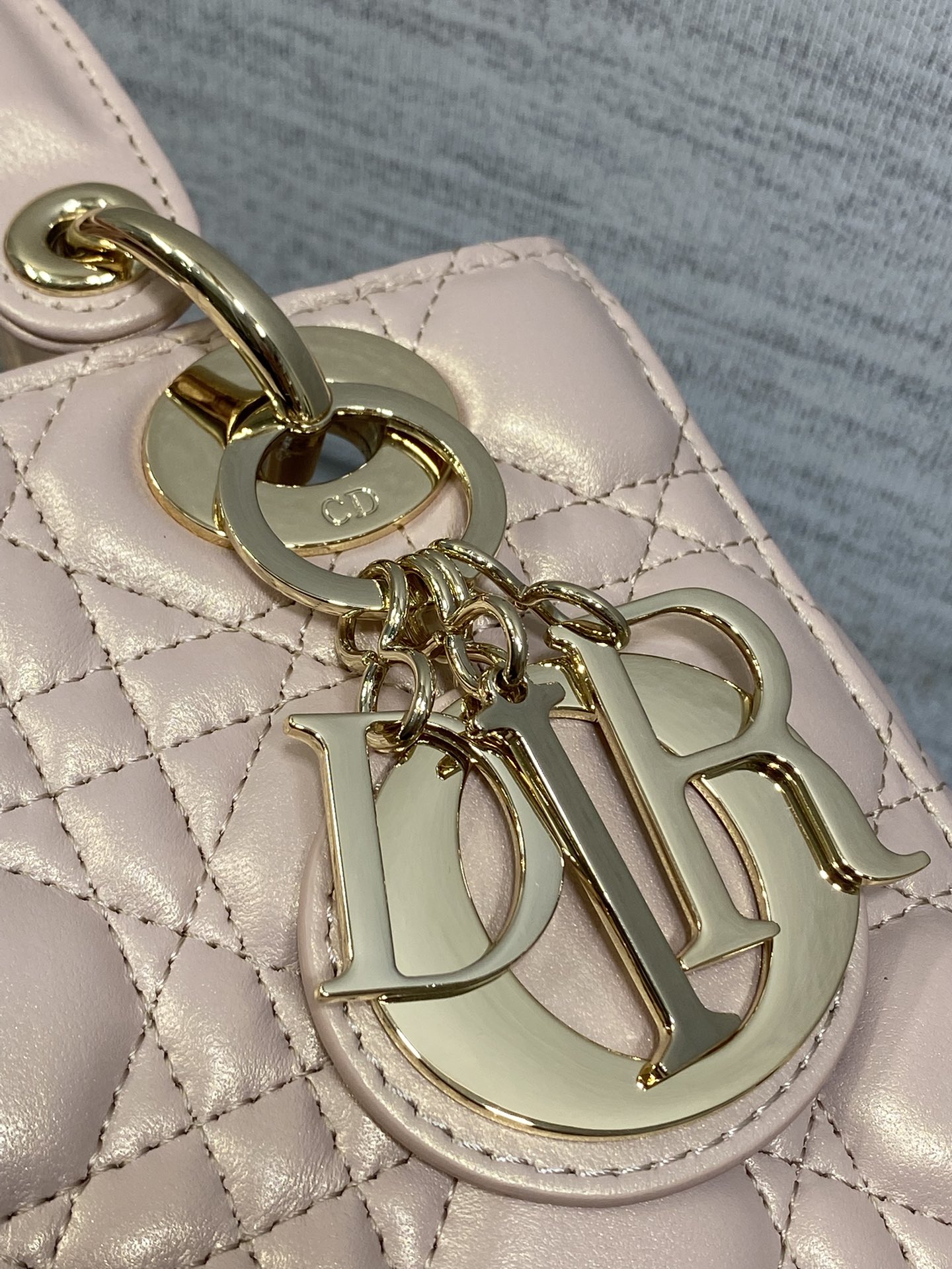 现货‼️Lady戴妃四格系列，经典的包形，甜美又不失优雅，春夏最新颜色，小清新风格🆕，搭配最新的字母肩带