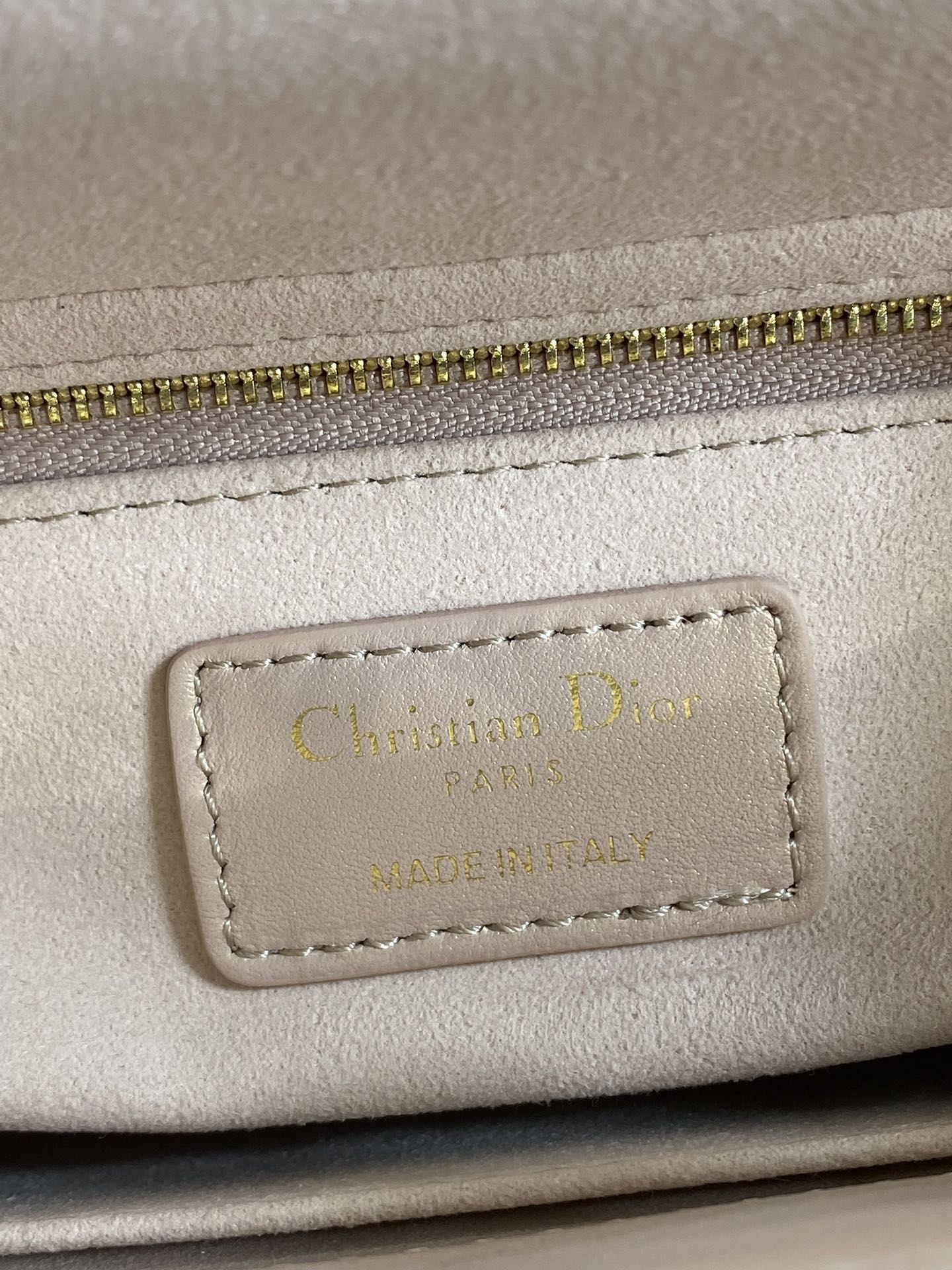 现货‼️Lady戴妃四格系列，经典的包形，甜美又不失优雅，春夏最新颜色，小清新风格🆕，搭配最新的字母肩带