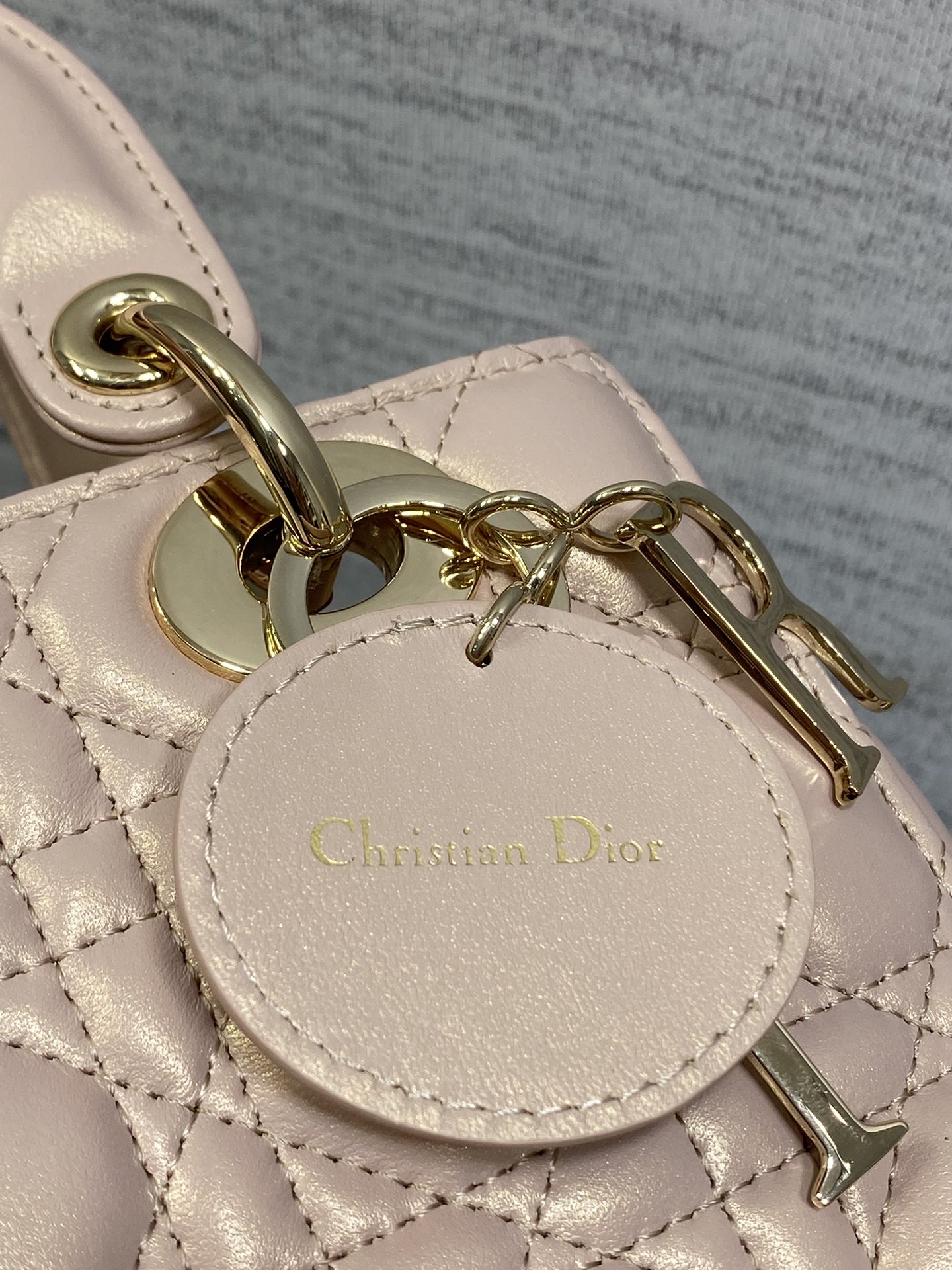 现货‼️Lady戴妃四格系列，经典的包形，甜美又不失优雅，春夏最新颜色，小清新风格🆕，搭配最新的字母肩带