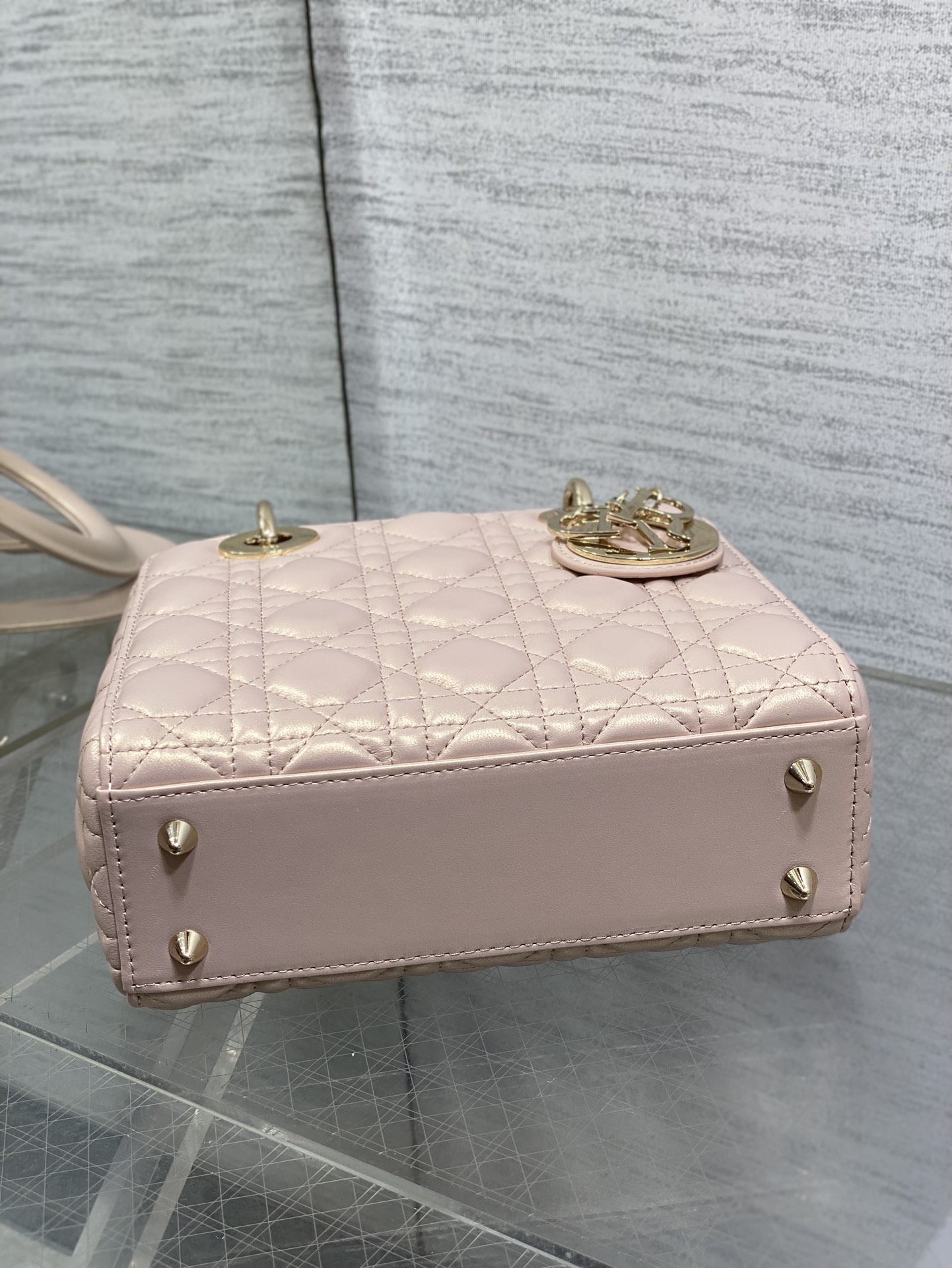 现货‼️Lady戴妃四格系列，经典的包形，甜美又不失优雅，春夏最新颜色，小清新风格🆕，搭配最新的字母肩带