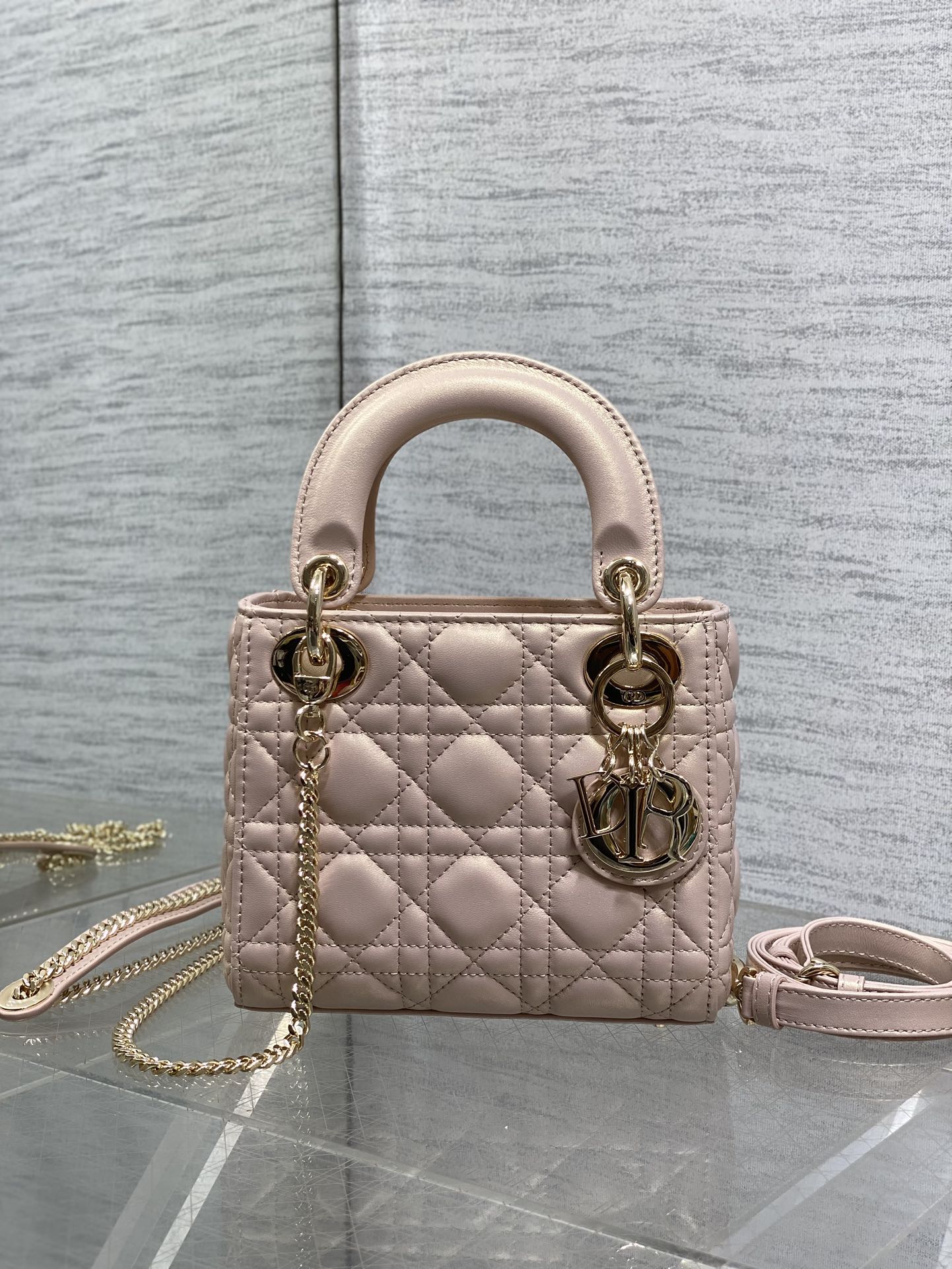 现货‼️Classic Lady戴妃包，人手一个必备的三格小包😍。迷人优雅又气场十足💃🏻，斜挎手拎也是女