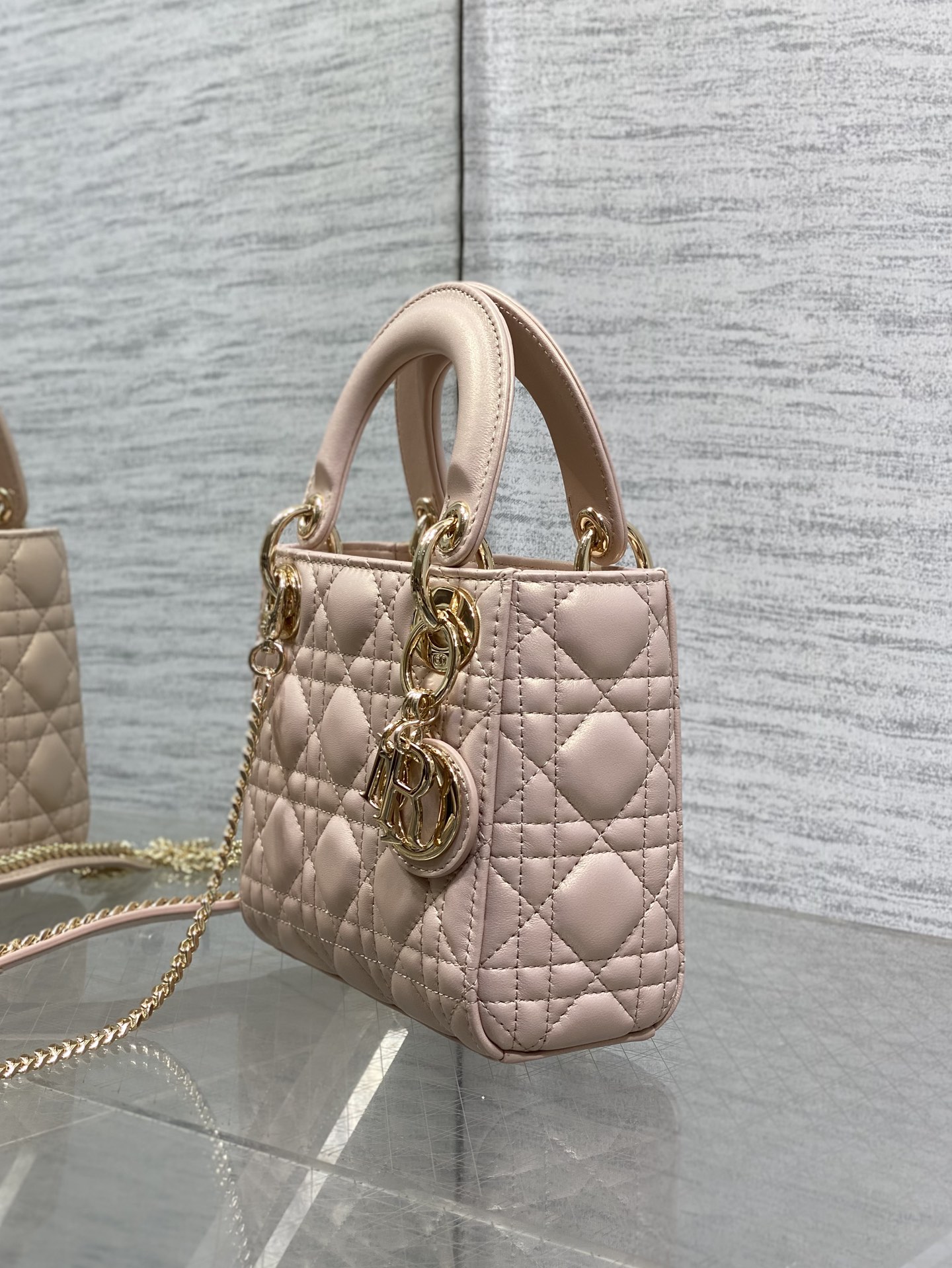 现货‼️Classic Lady戴妃包，人手一个必备的三格小包😍。迷人优雅又气场十足💃🏻，斜挎手拎也是女