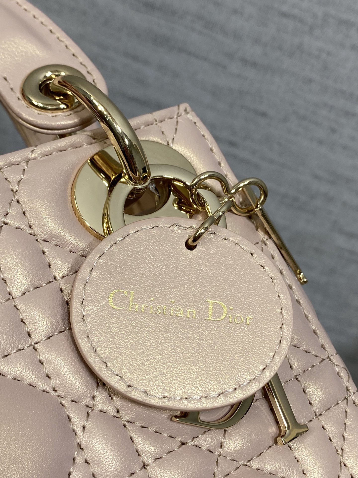 现货‼️Classic Lady戴妃包，人手一个必备的三格小包😍。迷人优雅又气场十足💃🏻，斜挎手拎也是女