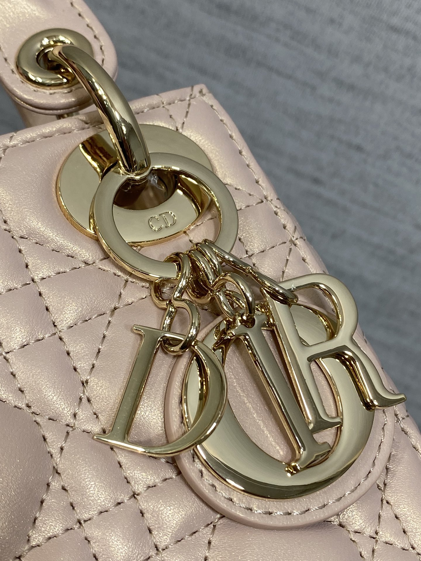 现货‼️Classic Lady戴妃包，人手一个必备的三格小包😍。迷人优雅又气场十足💃🏻，斜挎手拎也是女