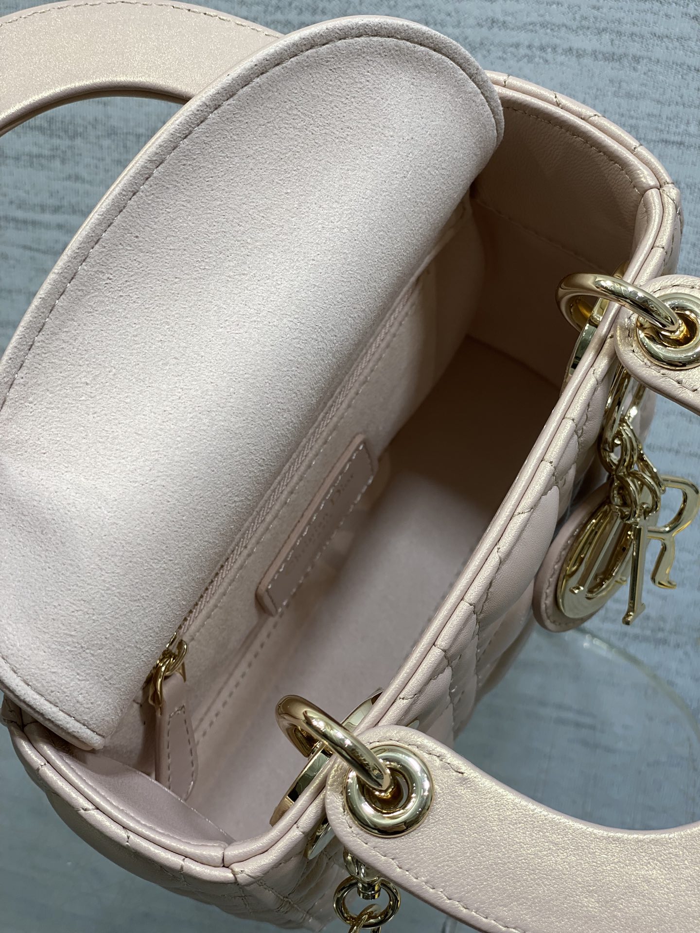 现货‼️Classic Lady戴妃包，人手一个必备的三格小包😍。迷人优雅又气场十足💃🏻，斜挎手拎也是女