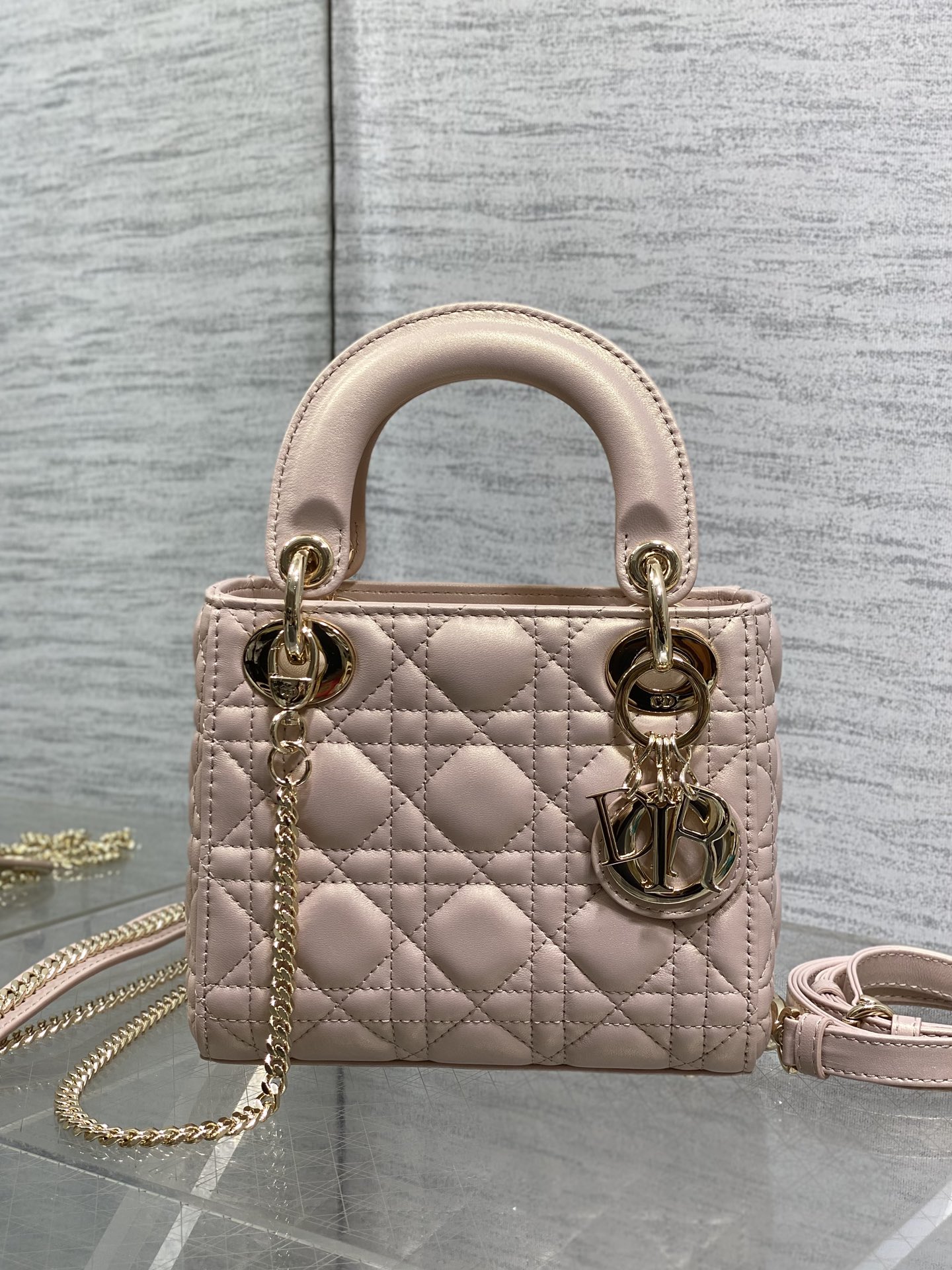 现货‼️Classic Lady戴妃包，人手一个必备的三格小包😍。迷人优雅又气场十足💃🏻，斜挎手拎也是女