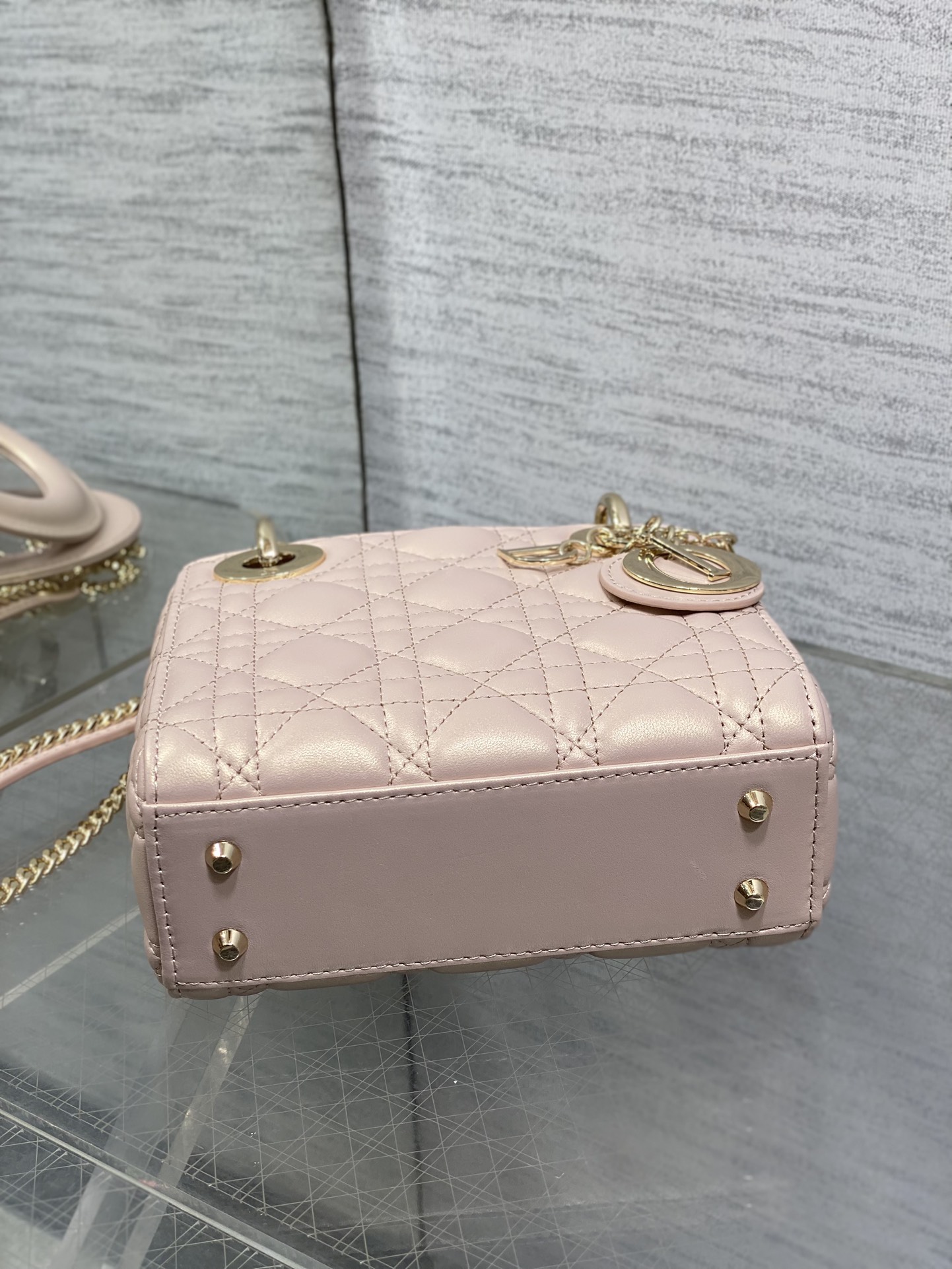 现货‼️Classic Lady戴妃包，人手一个必备的三格小包😍。迷人优雅又气场十足💃🏻，斜挎手拎也是女