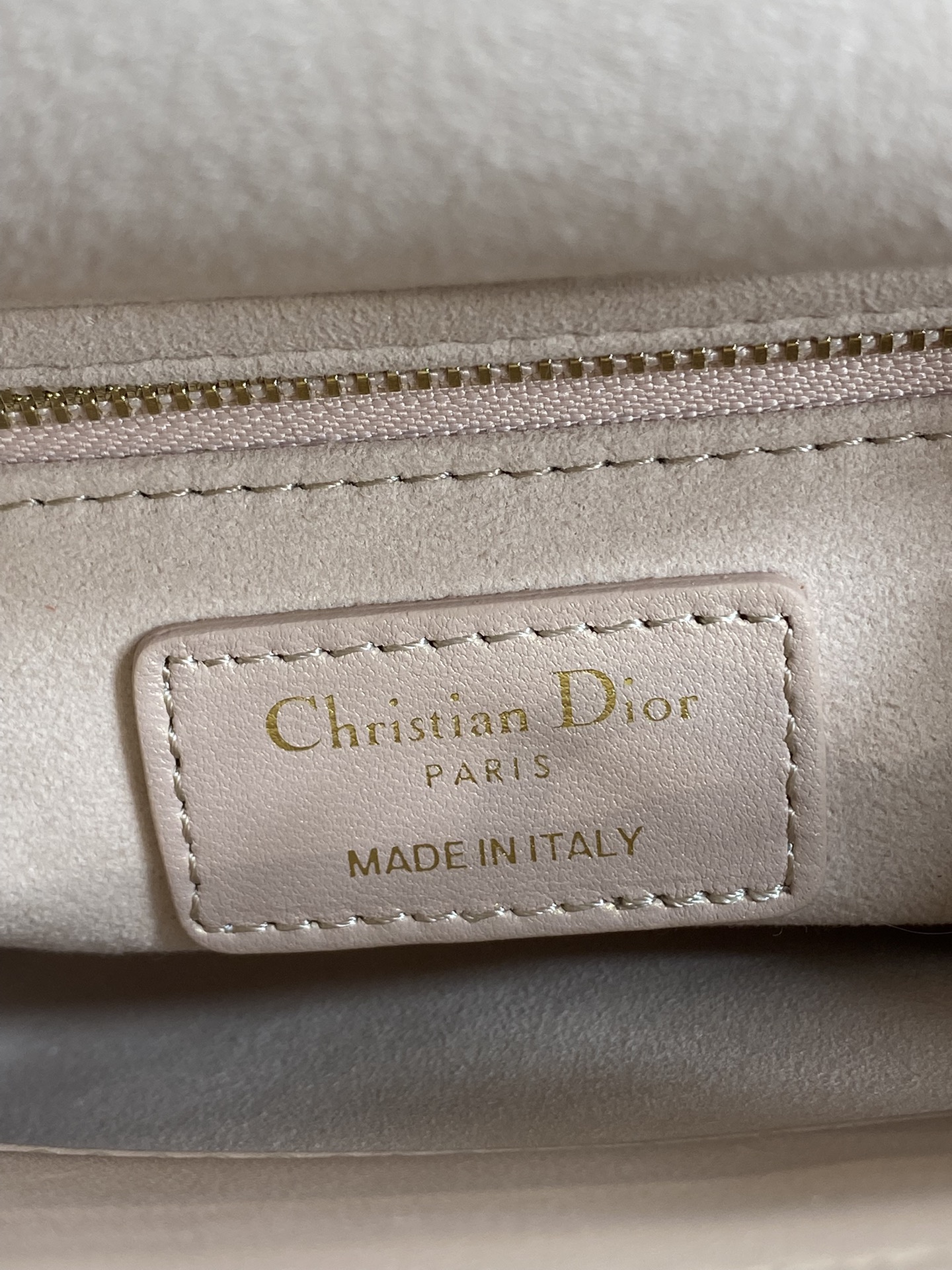 现货‼️Classic Lady戴妃包，人手一个必备的三格小包😍。迷人优雅又气场十足💃🏻，斜挎手拎也是女