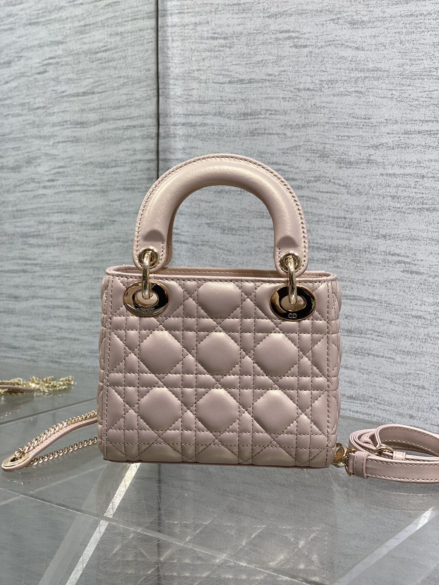 现货‼️Classic Lady戴妃包，人手一个必备的三格小包😍。迷人优雅又气场十足💃🏻，斜挎手拎也是女