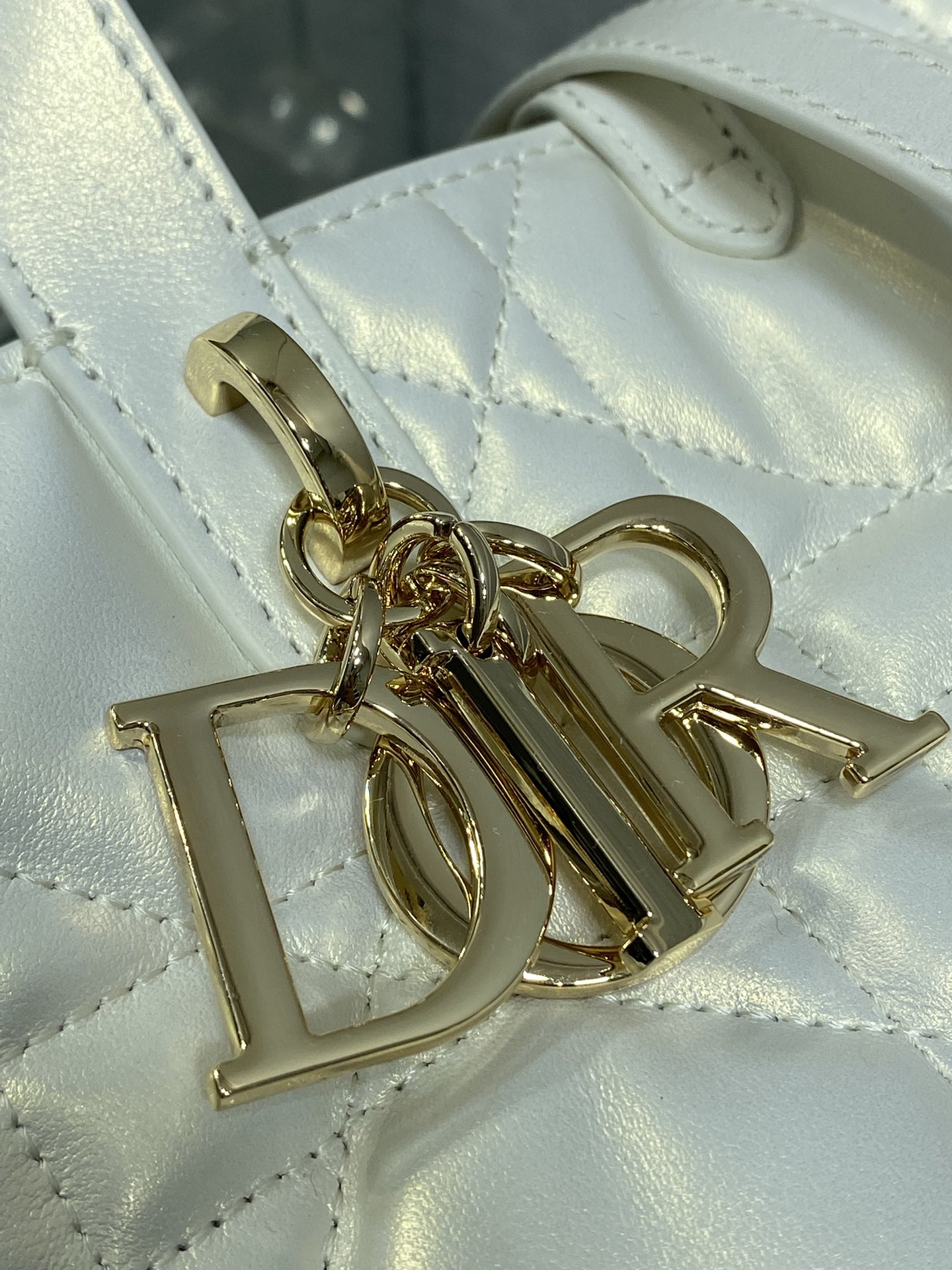 小号珠光白现货‼️Toujours竖版系列小号，专属菜篮子，有点太美了，高颜值包包，轻松拿捏高级感，超大