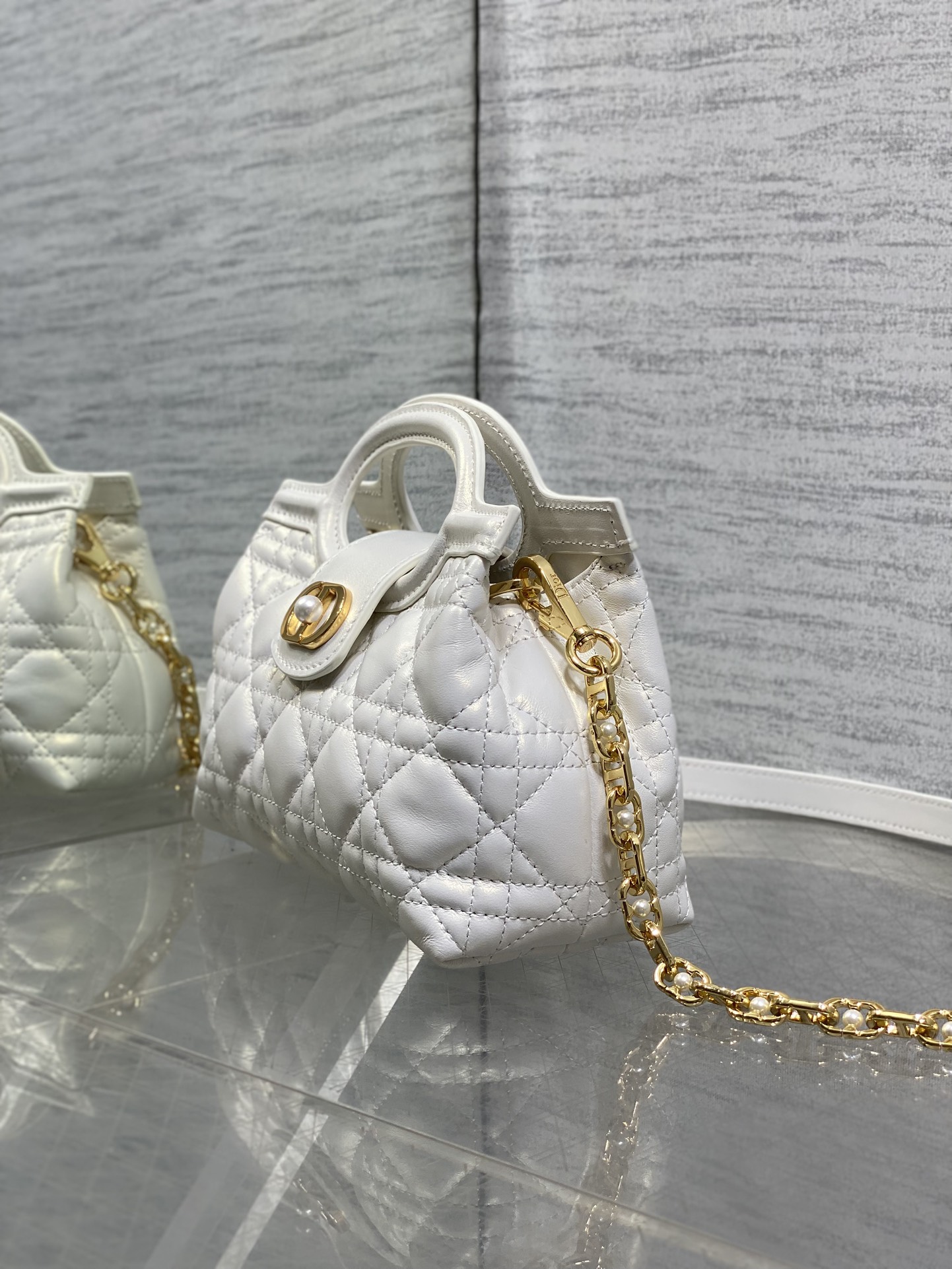 珠光白现货‼️Jolie ToP Handle 迷你链条包，对这种精致小包完全没有抵抗力✌️大包背着太累