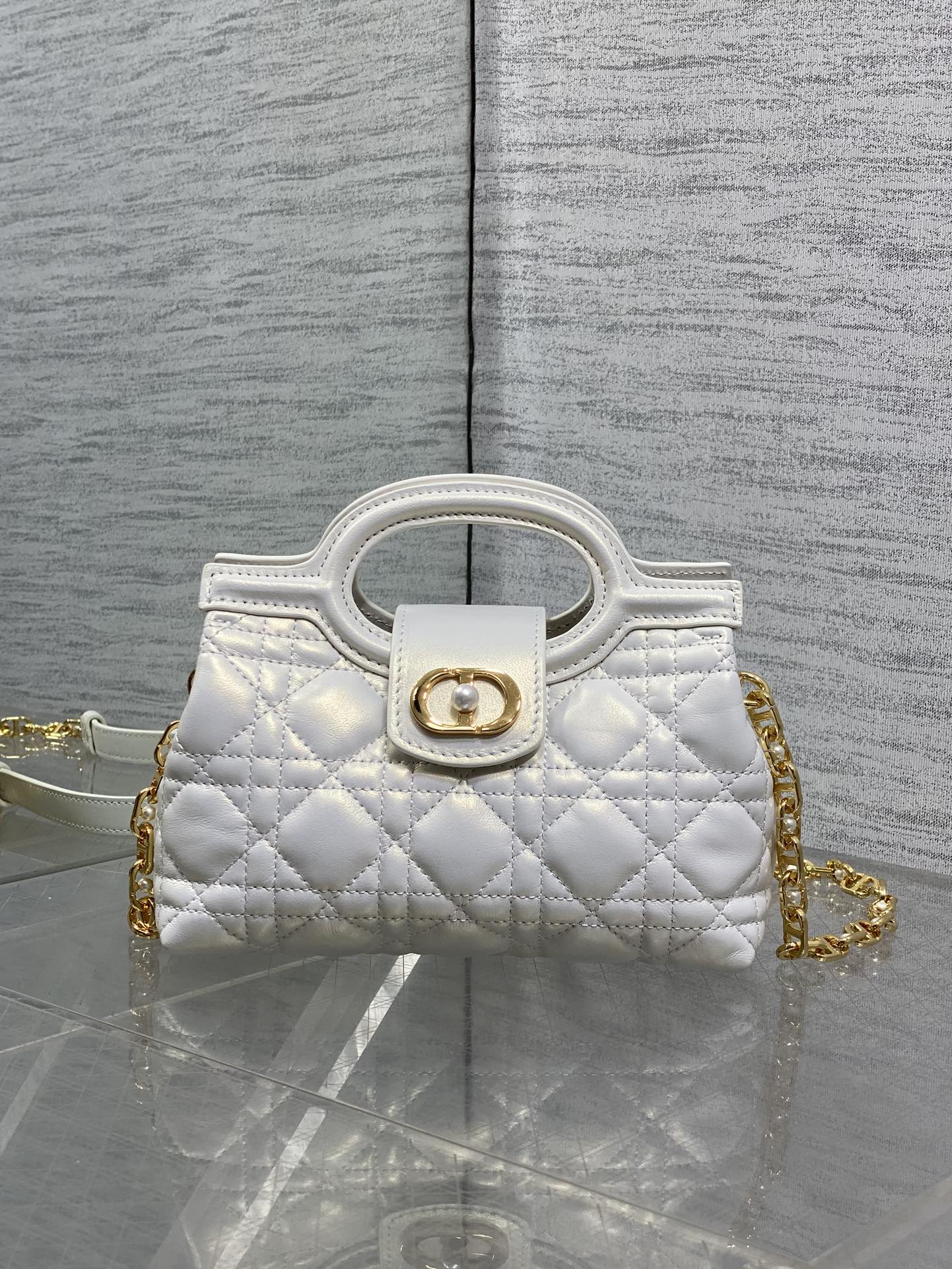 珠光白现货‼️Jolie ToP Handle 迷你链条包，对这种精致小包完全没有抵抗力✌️大包背着太累