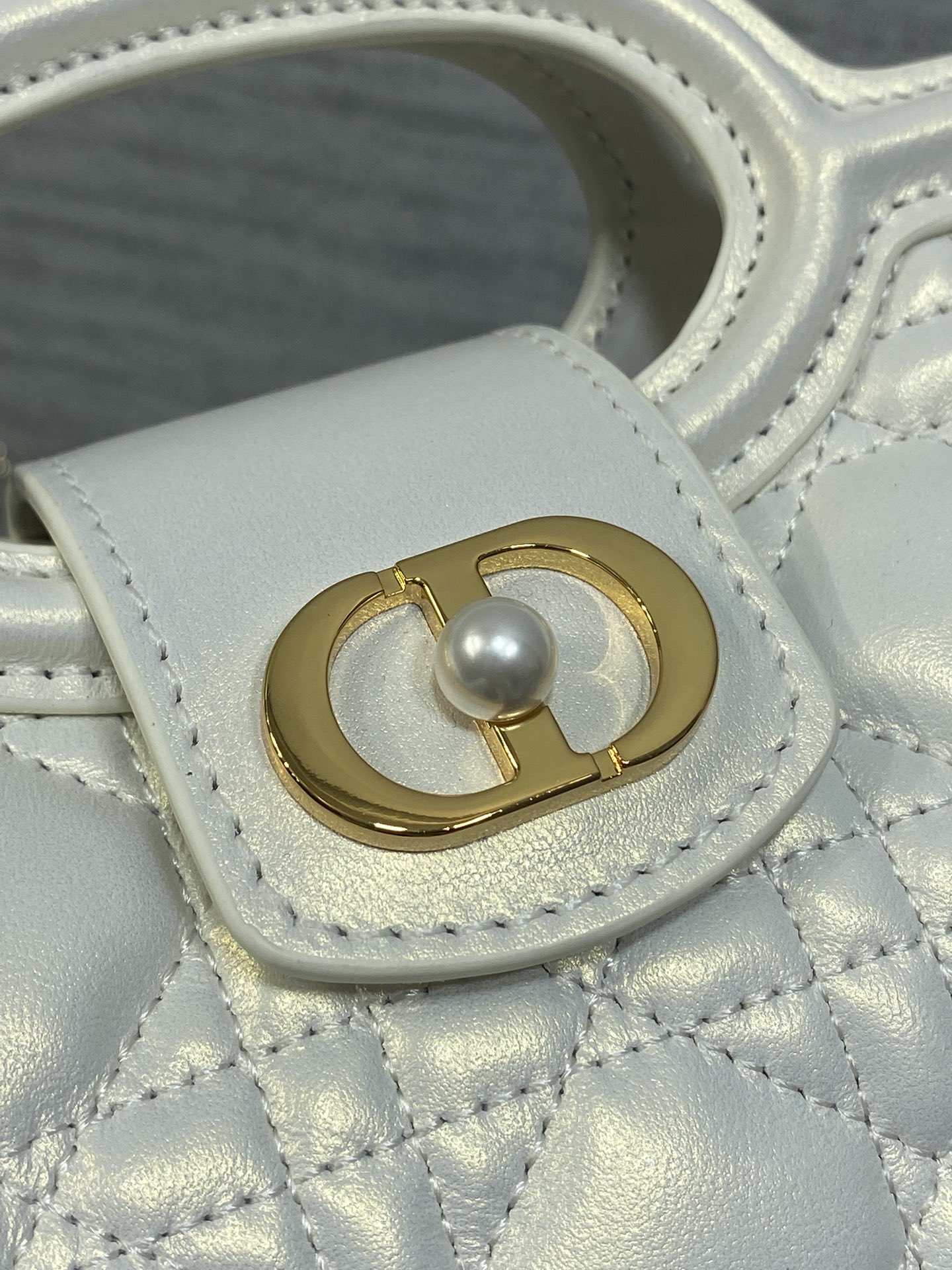 珠光白现货‼️Jolie ToP Handle 迷你链条包，对这种精致小包完全没有抵抗力✌️大包背着太累