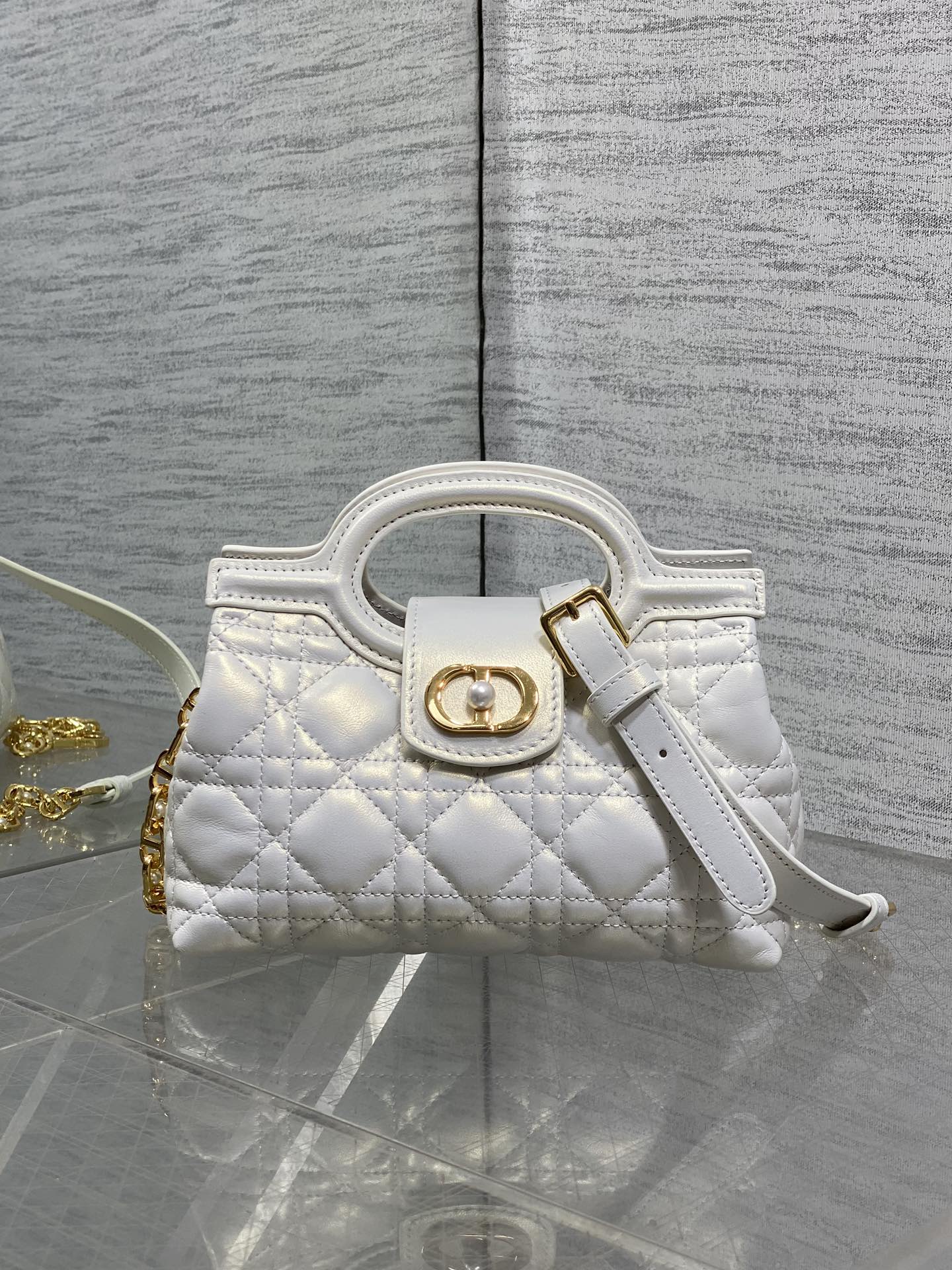 珠光白现货‼️Jolie ToP Handle 迷你链条包，对这种精致小包完全没有抵抗力✌️大包背着太累