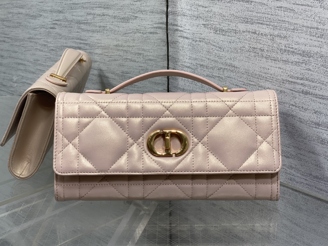Клатч Dior Caro пудровый с золотой фурнитурой