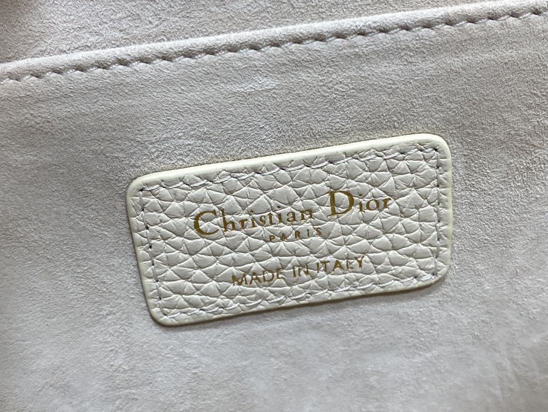 现货‼️最新bobby系列，为了向DI0R先生的宠物狗致敬而命名，寓意着忠城与成功，所这是企能陪你到永远