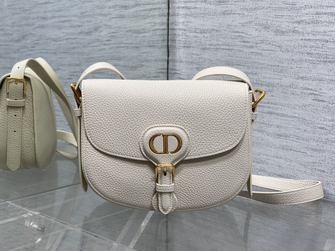 现货‼️最新bobby系列，为了向DI0R先生的宠物狗致敬而命名，寓意着忠城与成功，所这是企能陪你到永远