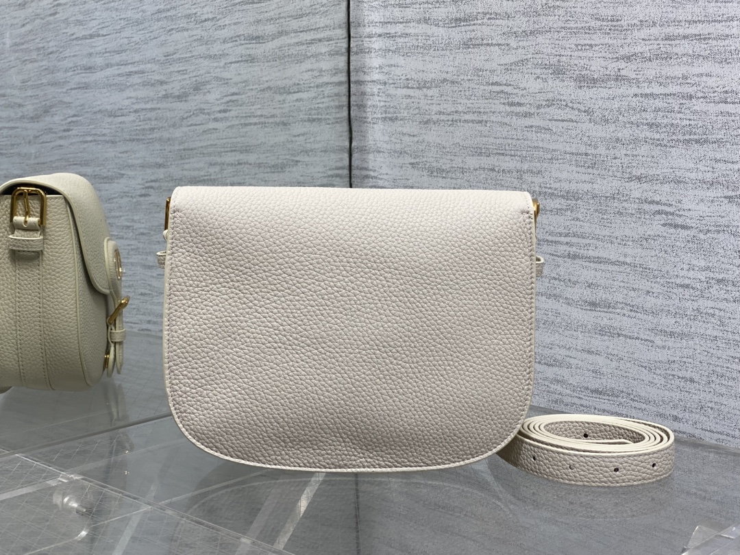 现货‼️最新bobby系列，为了向DI0R先生的宠物狗致敬而命名，寓意着忠城与成功，所这是企能陪你到永远