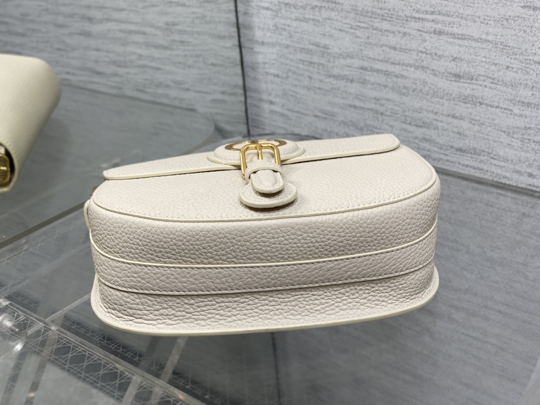 现货‼️最新bobby系列，为了向DI0R先生的宠物狗致敬而命名，寓意着忠城与成功，所这是企能陪你到永远