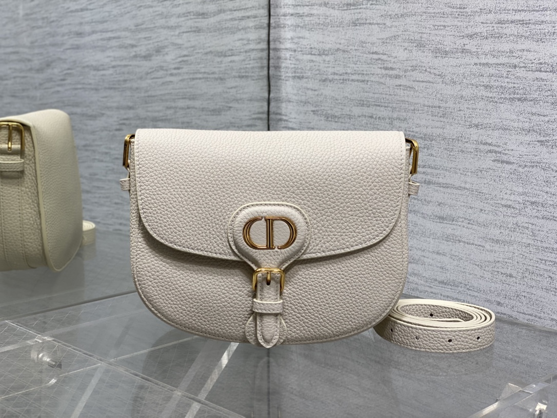 现货‼️最新bobby系列，为了向DI0R先生的宠物狗致敬而命名，寓意着忠城与成功，所这是企能陪你到永远