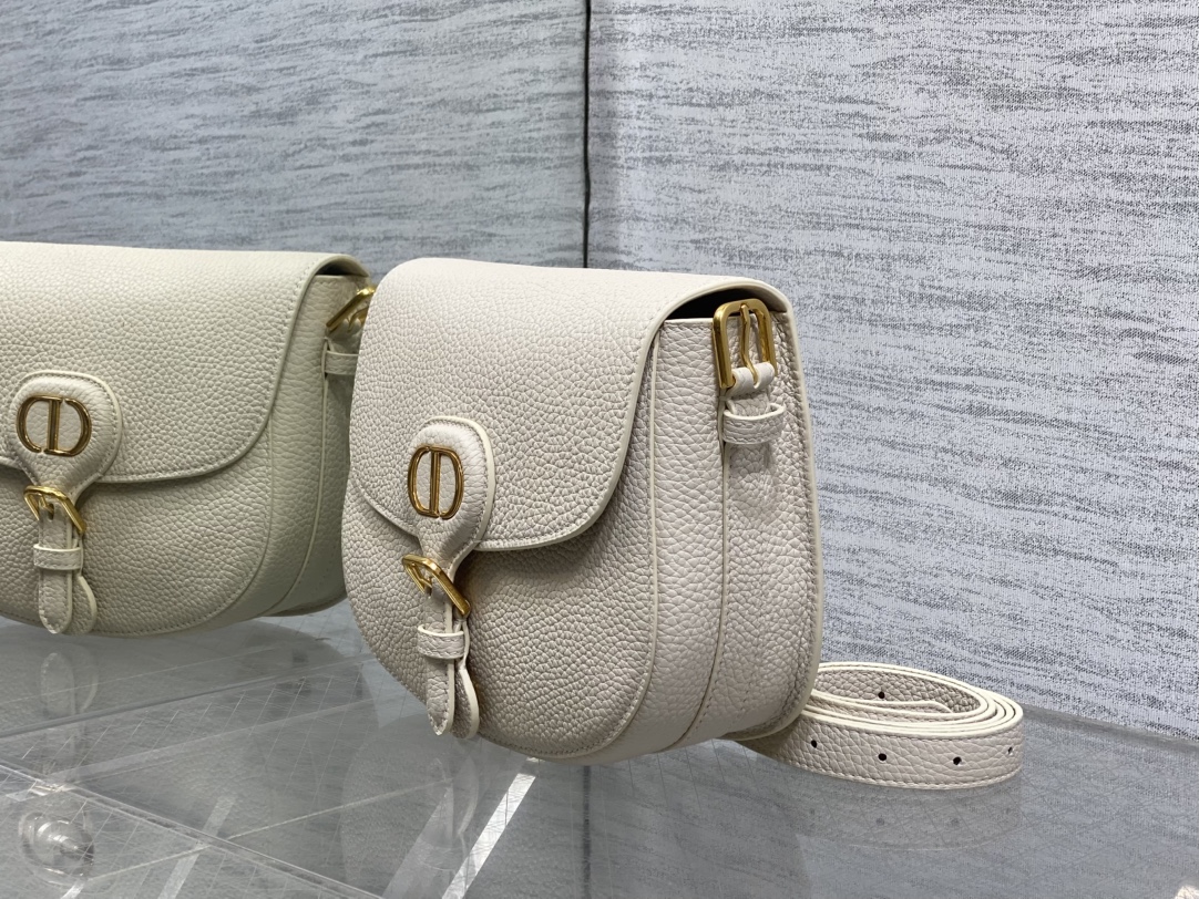 现货‼️最新bobby系列，为了向DI0R先生的宠物狗致敬而命名，寓意着忠城与成功，所这是企能陪你到永远