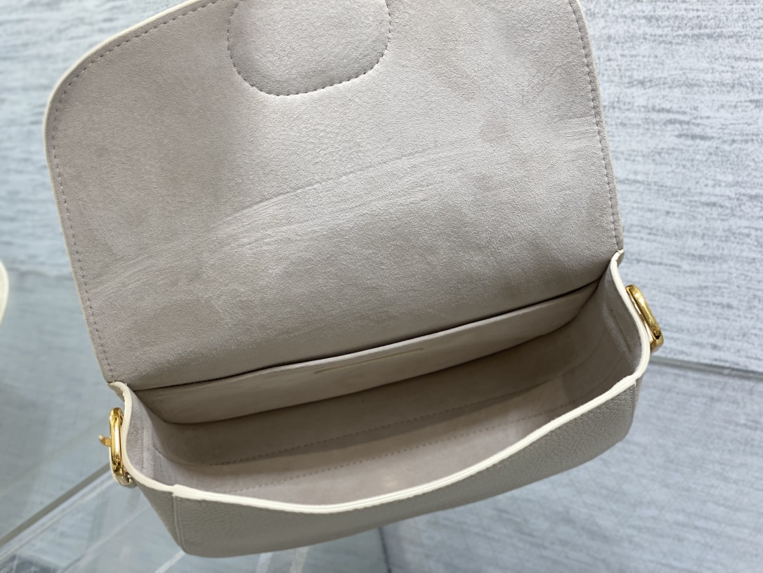 现货‼️最新bobby系列，为了向DI0R先生的宠物狗致敬而命名，寓意着忠城与成功，所这是企能陪你到永远