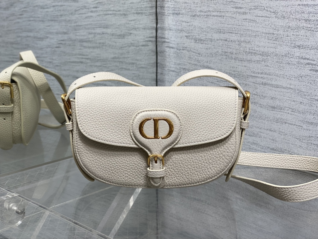 现货‼️Bobby系列最新腋下包，一个实物比图片好看千百倍的包🙋🏻‍♀️，精致又帅气，手感极好的颗粒纹小