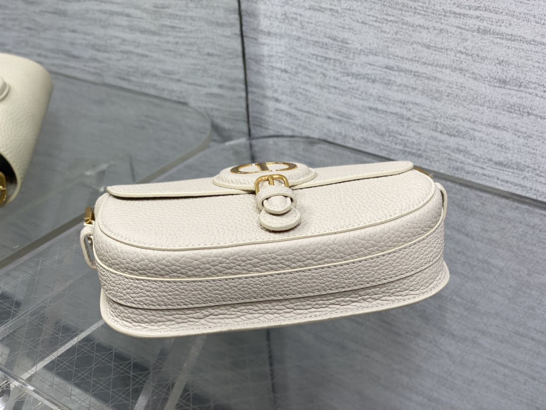 现货‼️Bobby系列最新腋下包，一个实物比图片好看千百倍的包🙋🏻‍♀️，精致又帅气，手感极好的颗粒纹小