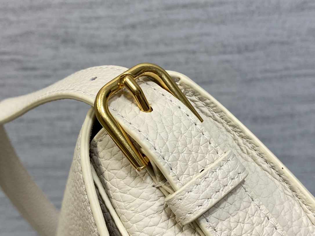 现货‼️Bobby系列最新腋下包，一个实物比图片好看千百倍的包🙋🏻‍♀️，精致又帅气，手感极好的颗粒纹小