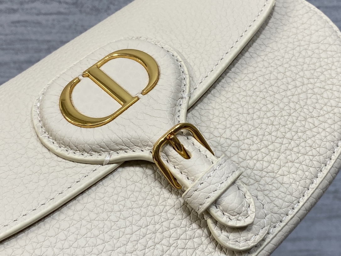 现货‼️Bobby系列最新腋下包，一个实物比图片好看千百倍的包🙋🏻‍♀️，精致又帅气，手感极好的颗粒纹小