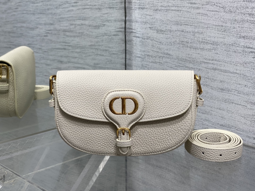 现货‼️Bobby系列最新腋下包，一个实物比图片好看千百倍的包🙋🏻‍♀️，精致又帅气，手感极好的颗粒纹小