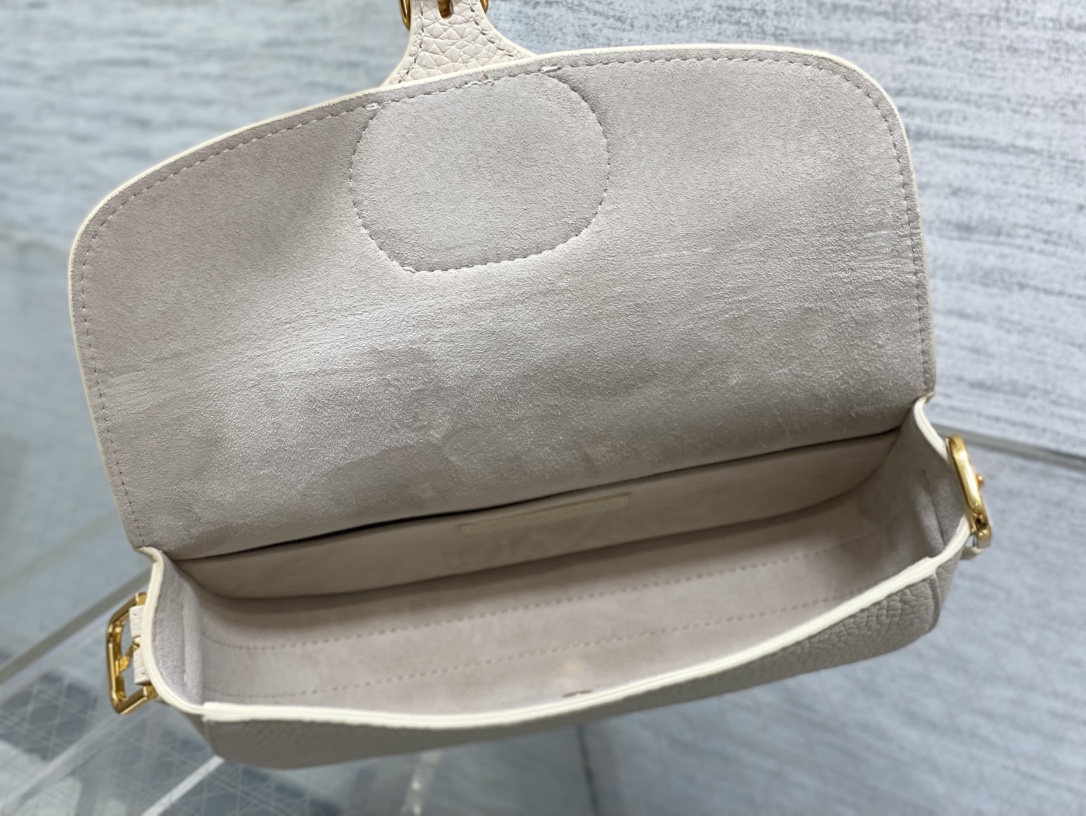 现货‼️Bobby系列最新腋下包，一个实物比图片好看千百倍的包🙋🏻‍♀️，精致又帅气，手感极好的颗粒纹小