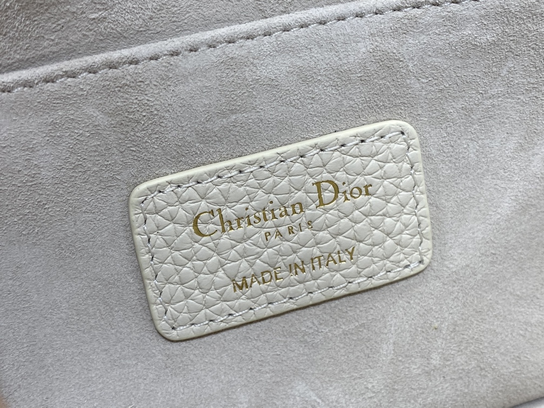 现货‼️Bobby系列最新腋下包，一个实物比图片好看千百倍的包🙋🏻‍♀️，精致又帅气，手感极好的颗粒纹小