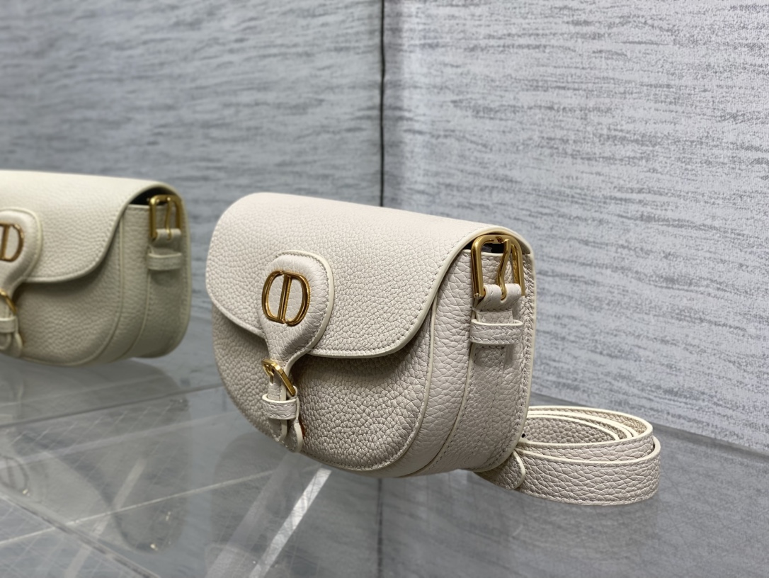 现货‼️Bobby系列最新腋下包，一个实物比图片好看千百倍的包🙋🏻‍♀️，精致又帅气，手感极好的颗粒纹小