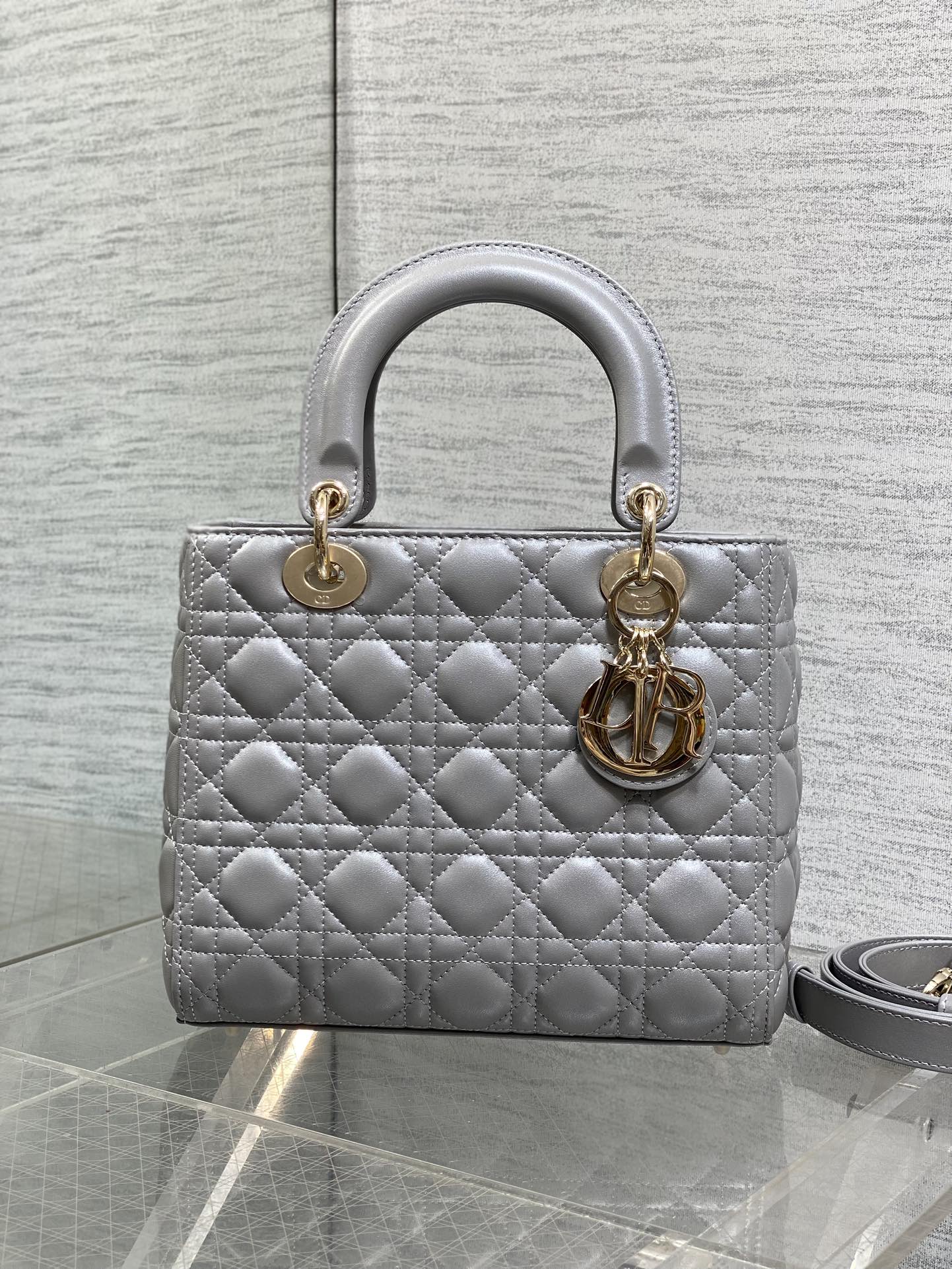 珠光灰现货‼️Lady最新翻盖羊皮五格，经典升级📤，改掉之前刮手的拉链设计，实在是太贴心了😘，被各种拉链