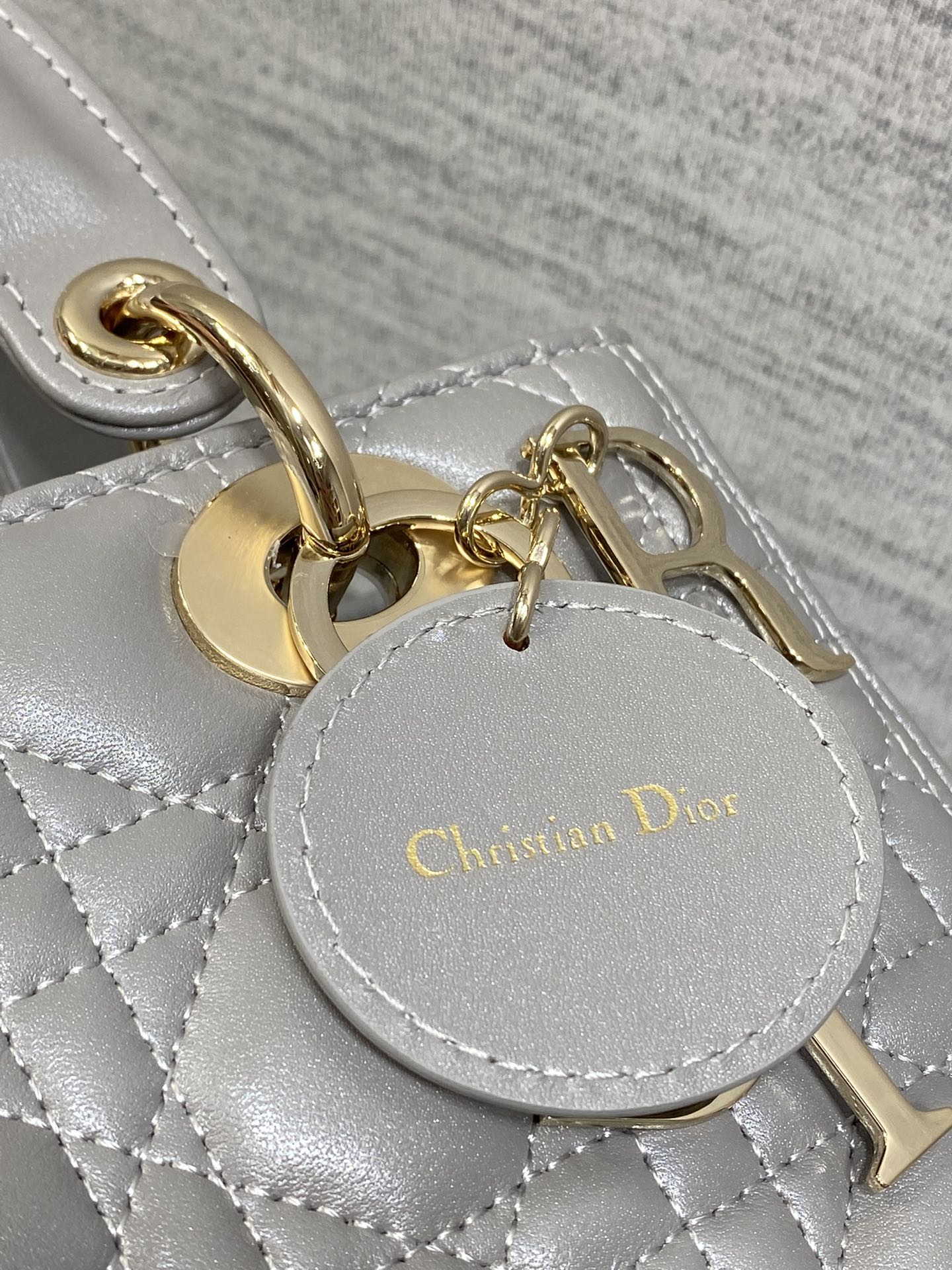 珠光灰现货‼️Lady最新翻盖羊皮五格，经典升级📤，改掉之前刮手的拉链设计，实在是太贴心了😘，被各种拉链