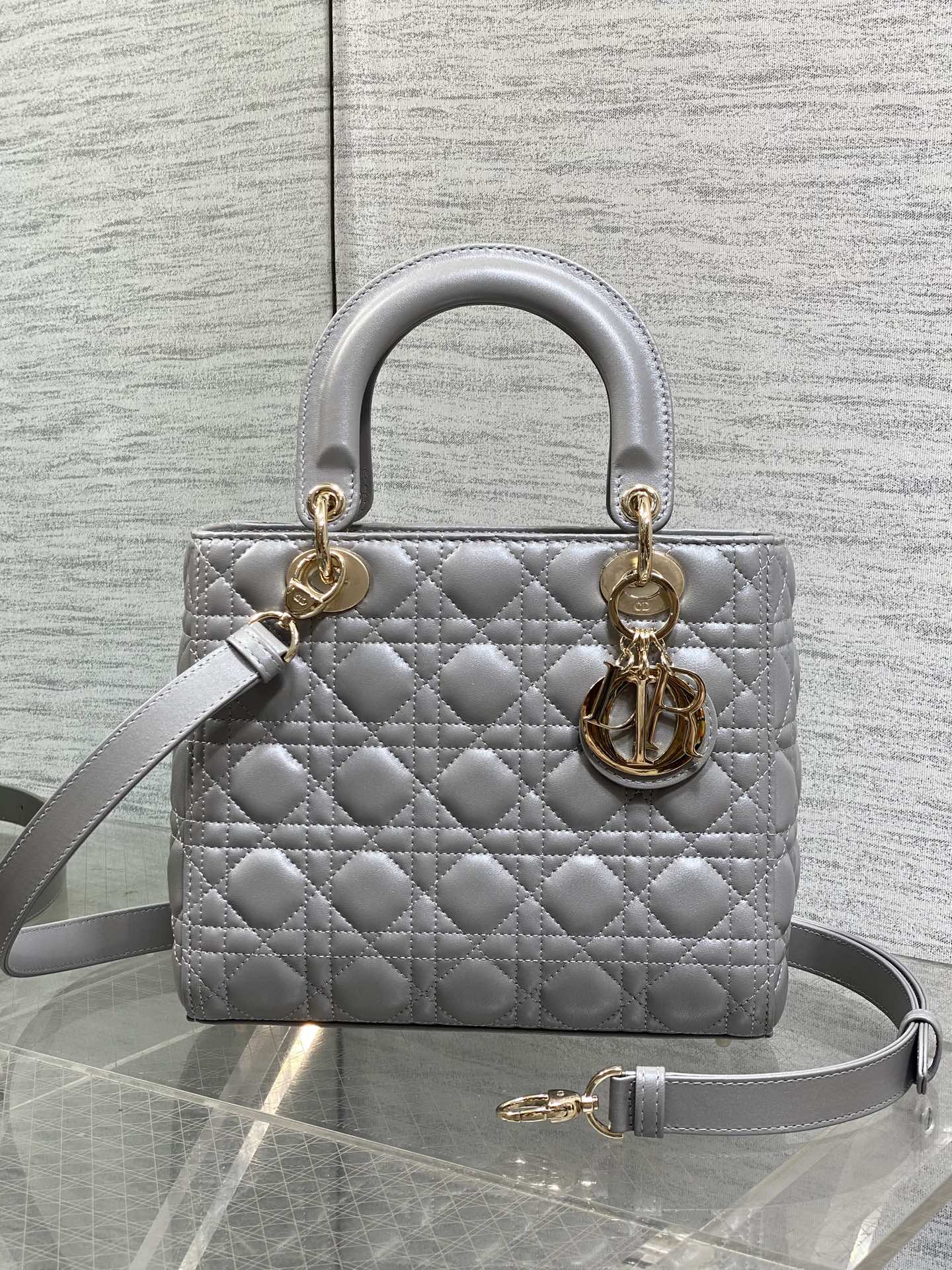 珠光灰现货‼️Lady最新翻盖羊皮五格，经典升级📤，改掉之前刮手的拉链设计，实在是太贴心了😘，被各种拉链