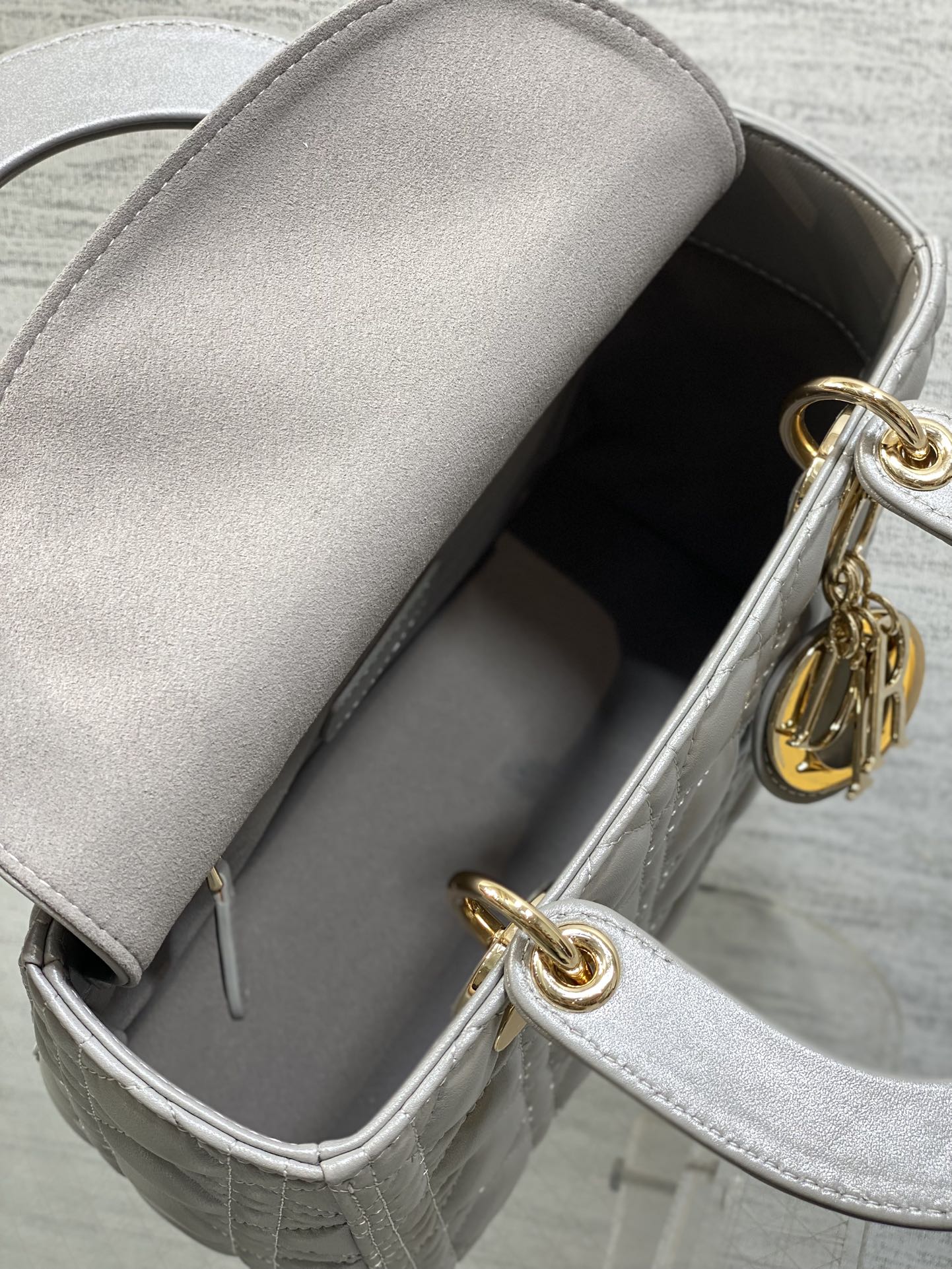 珠光灰现货‼️Lady最新翻盖羊皮五格，经典升级📤，改掉之前刮手的拉链设计，实在是太贴心了😘，被各种拉链