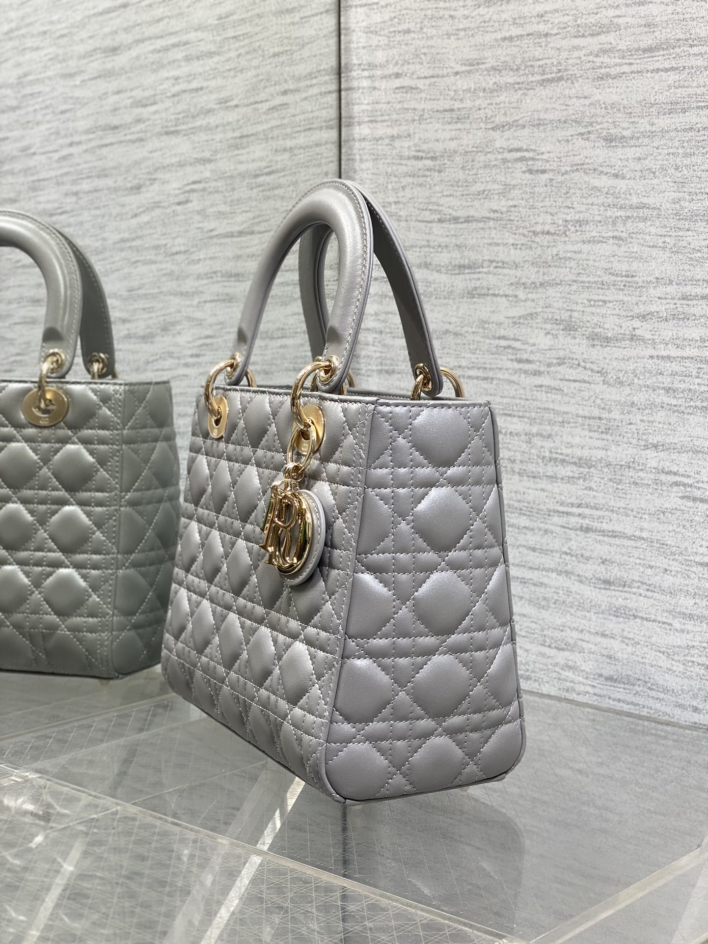 珠光灰现货‼️Lady最新翻盖羊皮五格，经典升级📤，改掉之前刮手的拉链设计，实在是太贴心了😘，被各种拉链