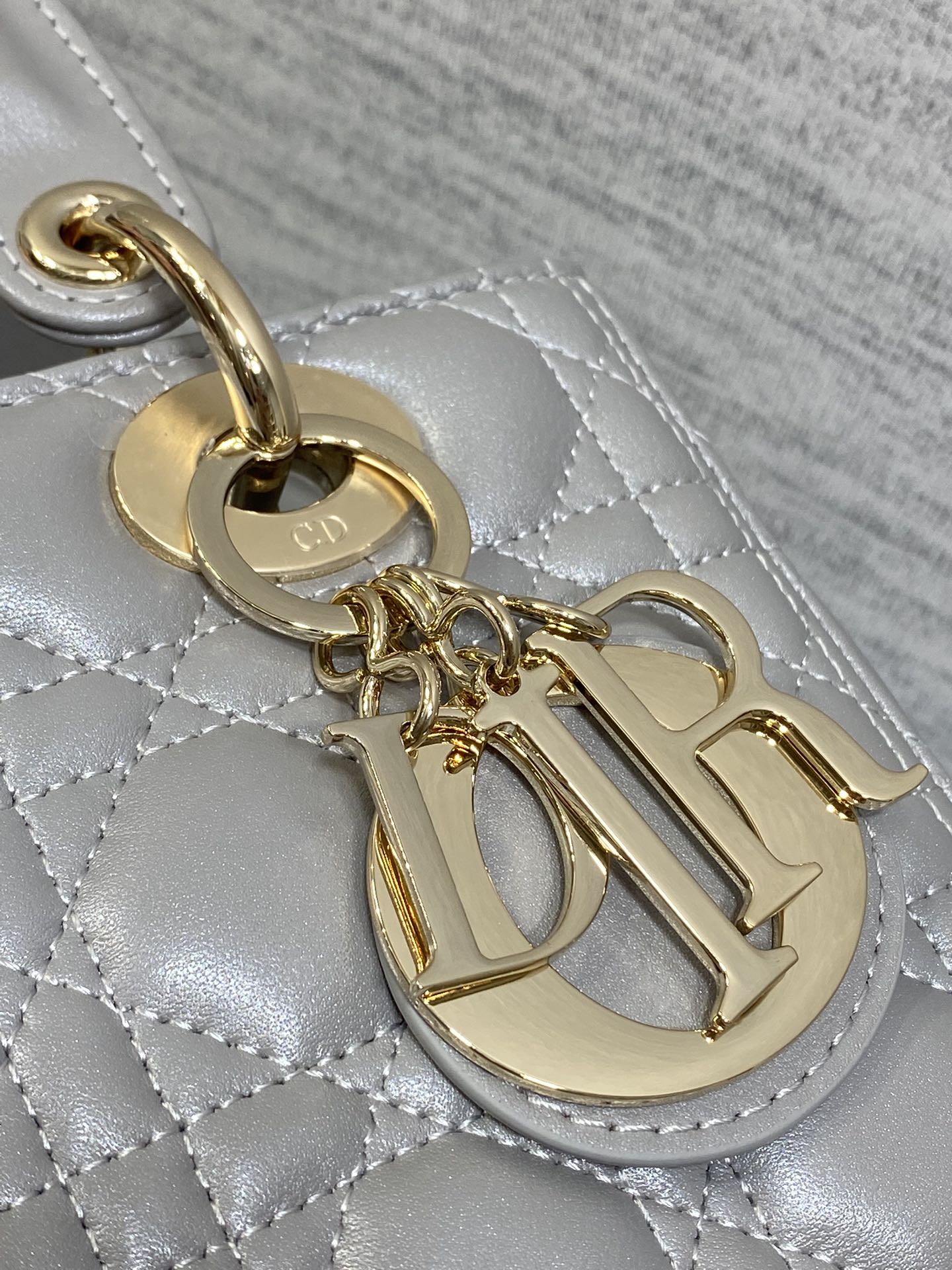 珠光灰现货‼️Lady最新翻盖羊皮五格，经典升级📤，改掉之前刮手的拉链设计，实在是太贴心了😘，被各种拉链