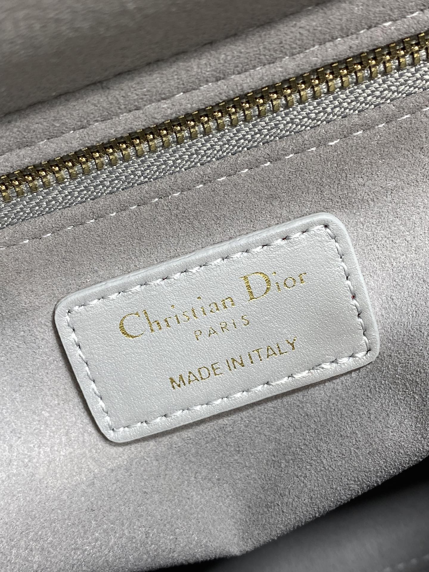 珠光灰现货‼️Lady最新翻盖羊皮五格，经典升级📤，改掉之前刮手的拉链设计，实在是太贴心了😘，被各种拉链