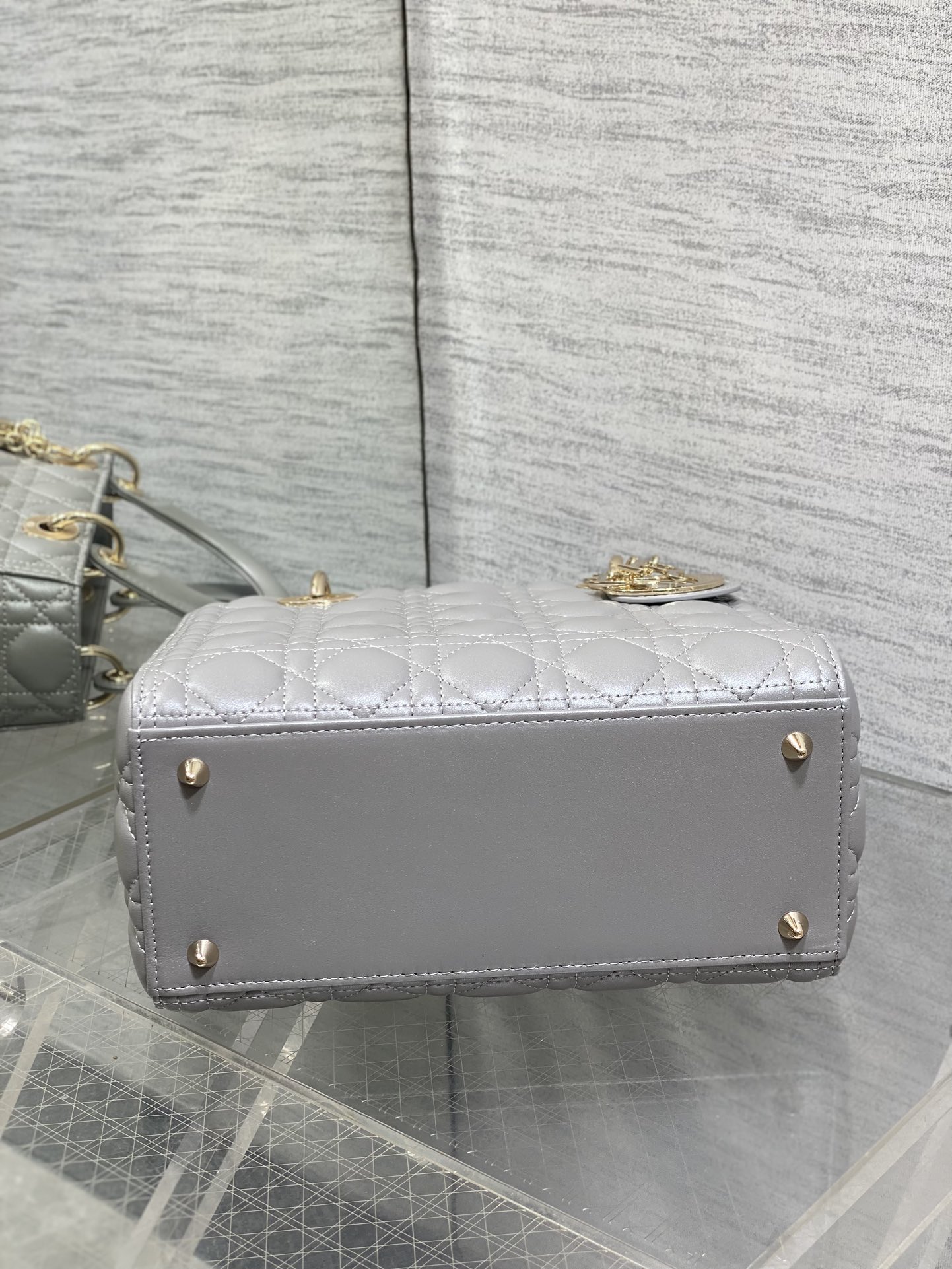 珠光灰现货‼️Lady最新翻盖羊皮五格，经典升级📤，改掉之前刮手的拉链设计，实在是太贴心了😘，被各种拉链